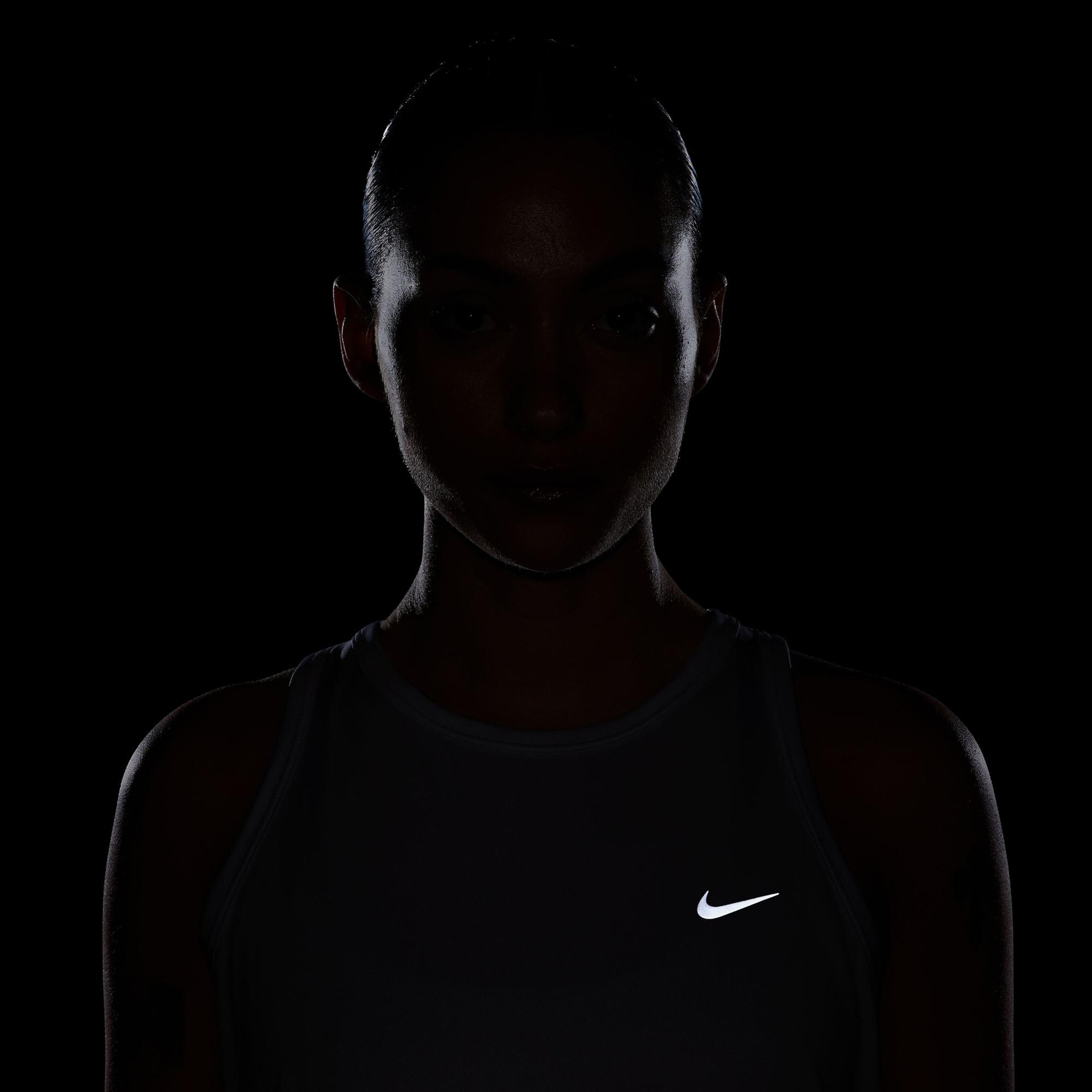 Nike Tempo Dri-Fit Kadın Beyaz Kolsuz T-Shirt