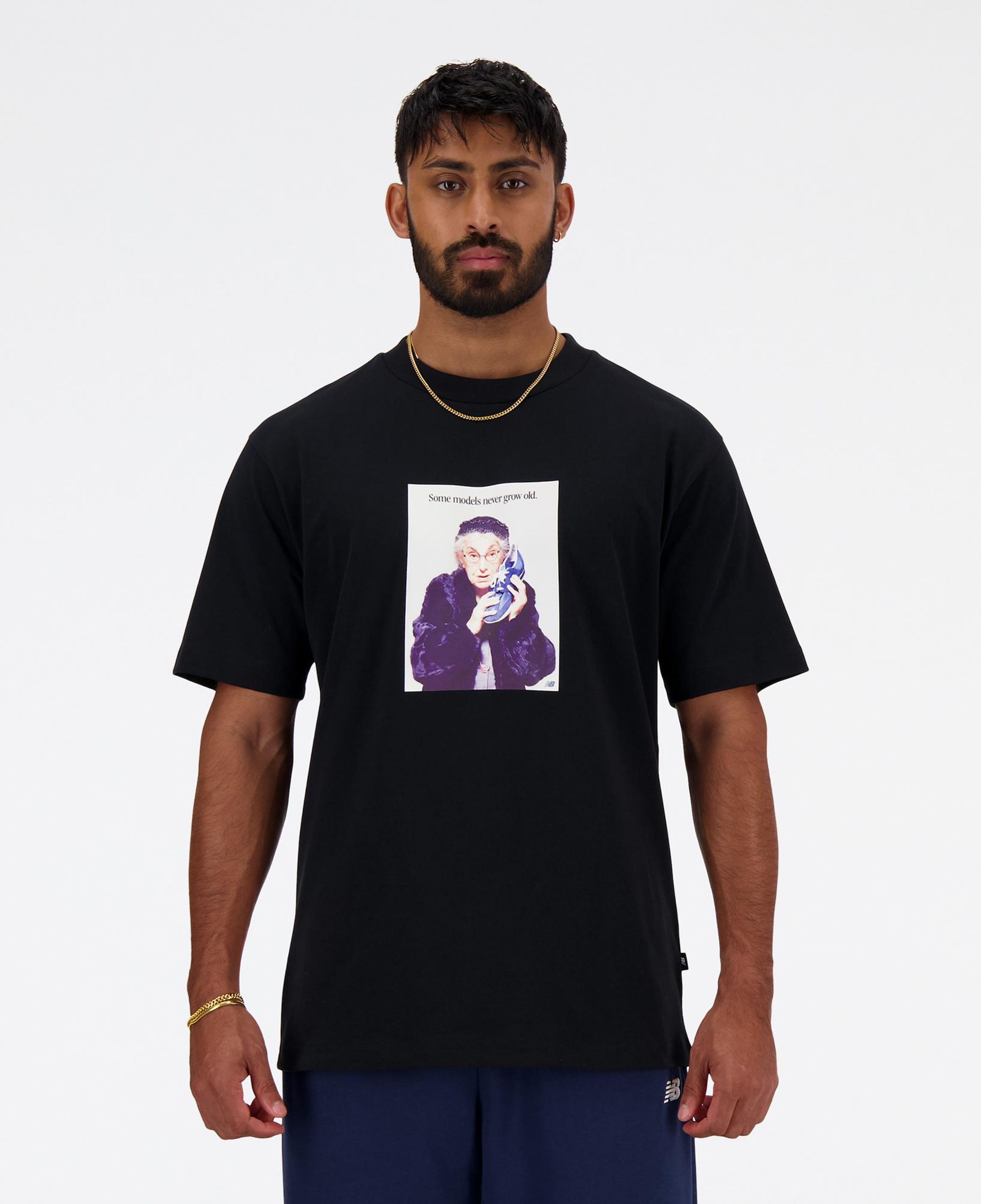 New Balance Athletics Models Never Age Relaxed Erkek Siyah T-Shirt