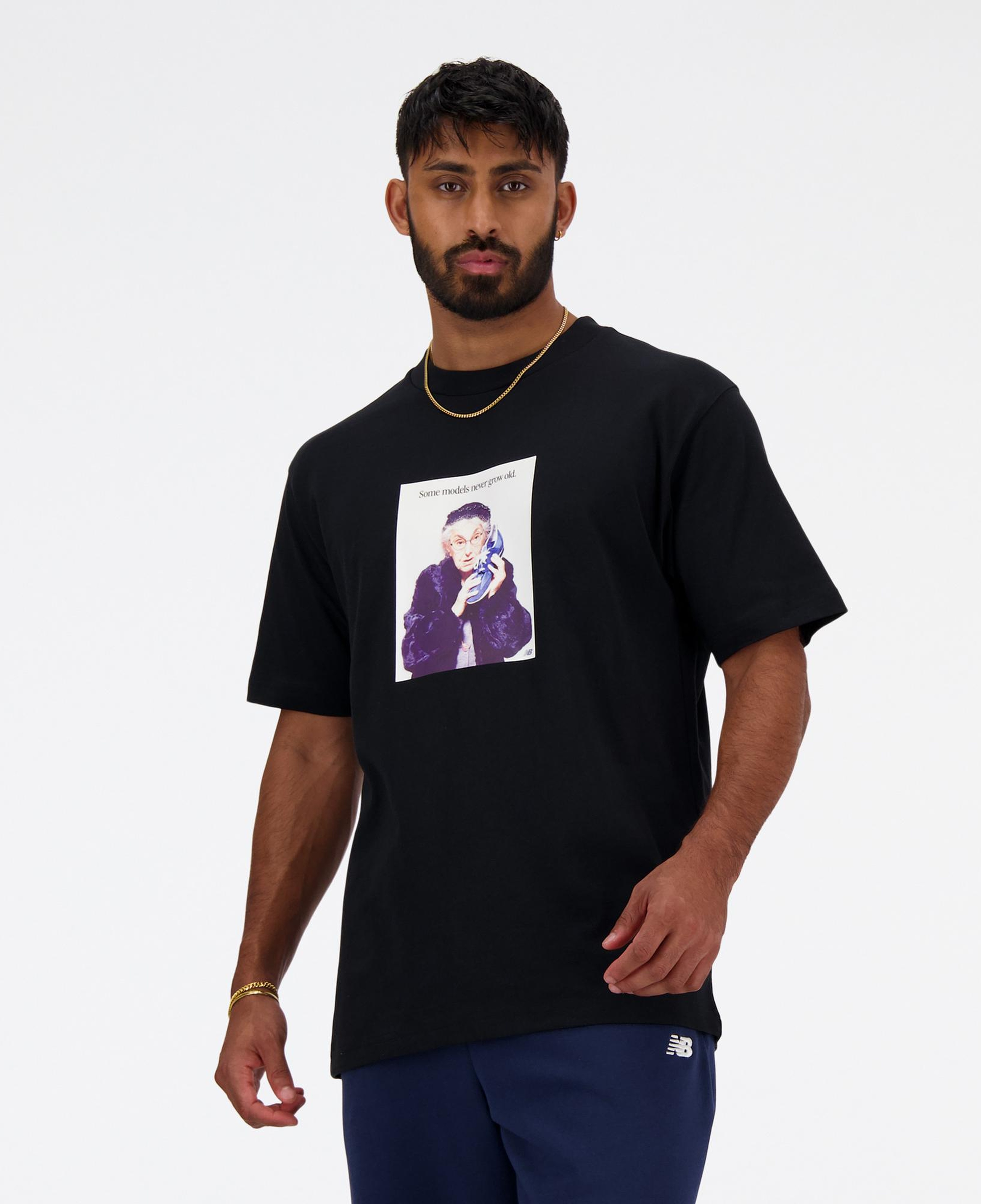 New Balance Athletics Models Never Age Relaxed Erkek Siyah T-Shirt