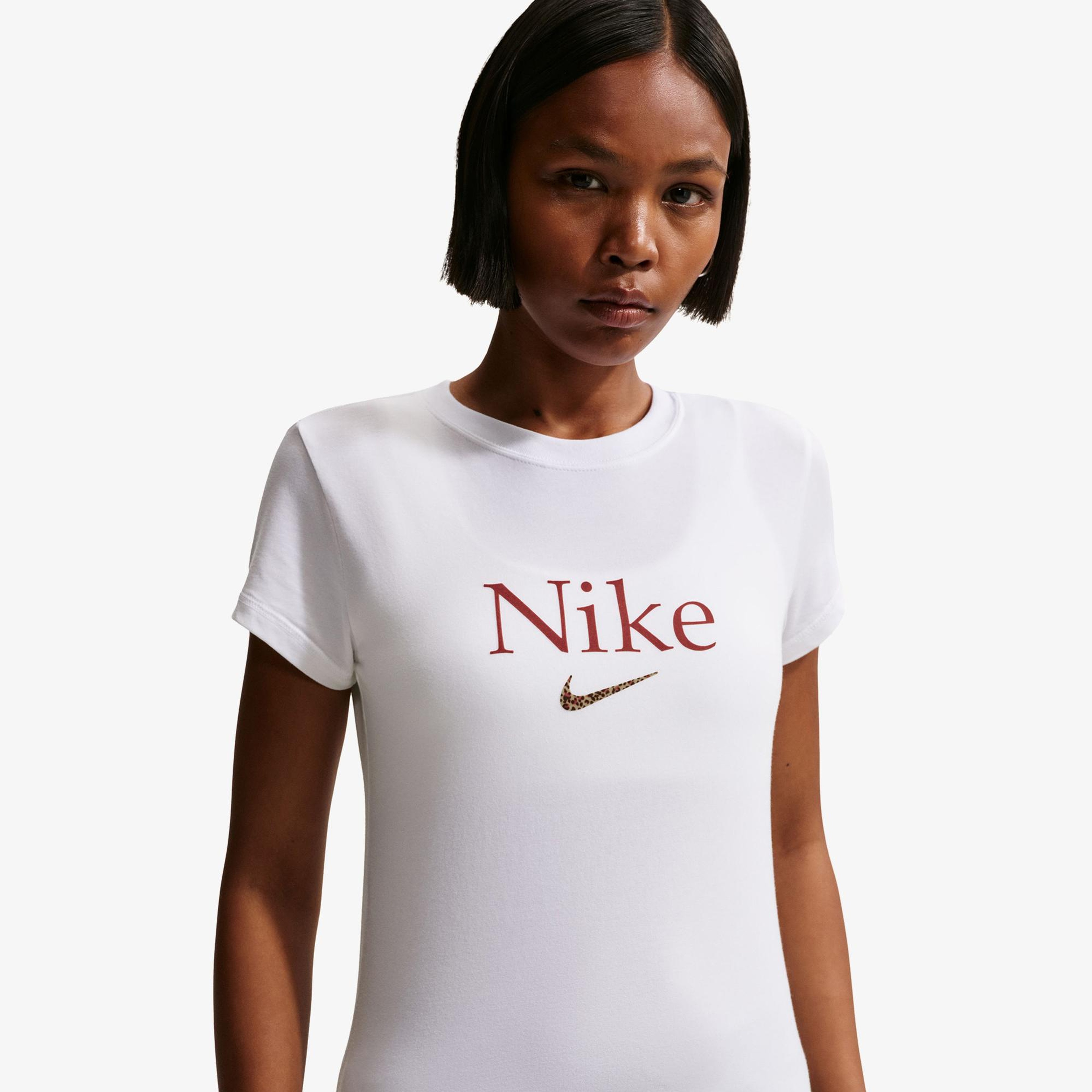 Nike Sportswear Kadın Beyaz Crop T-Shirt