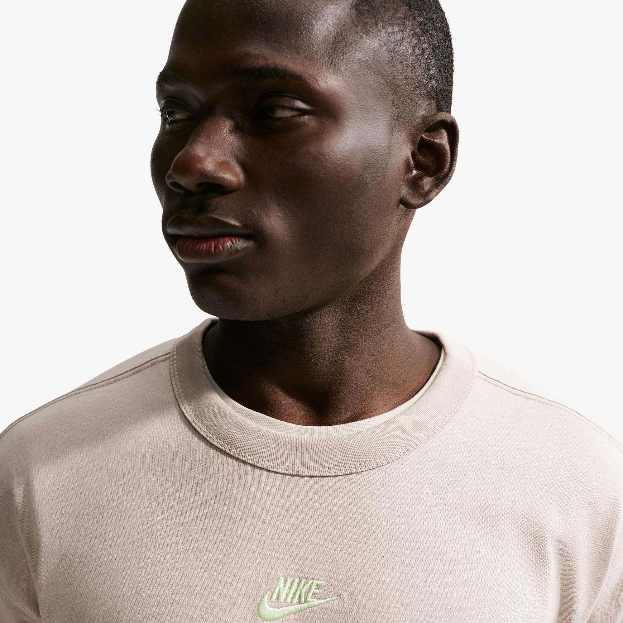 Nike Sportswear Premium Essentials Erkek Krem Rengi T-Shirt