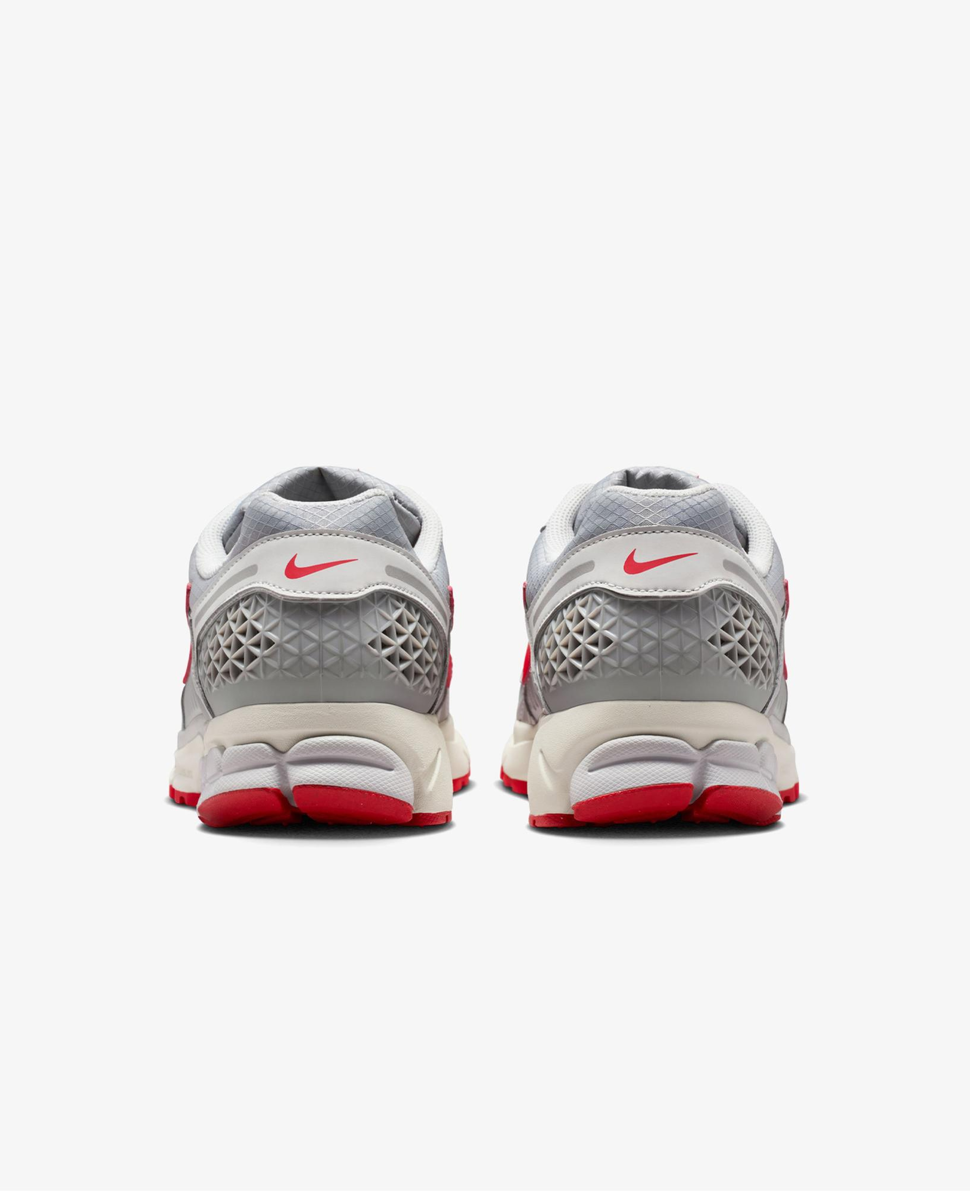 Nike Zoom Vomero 5 SE Erkek Gri Spor Ayakkabı