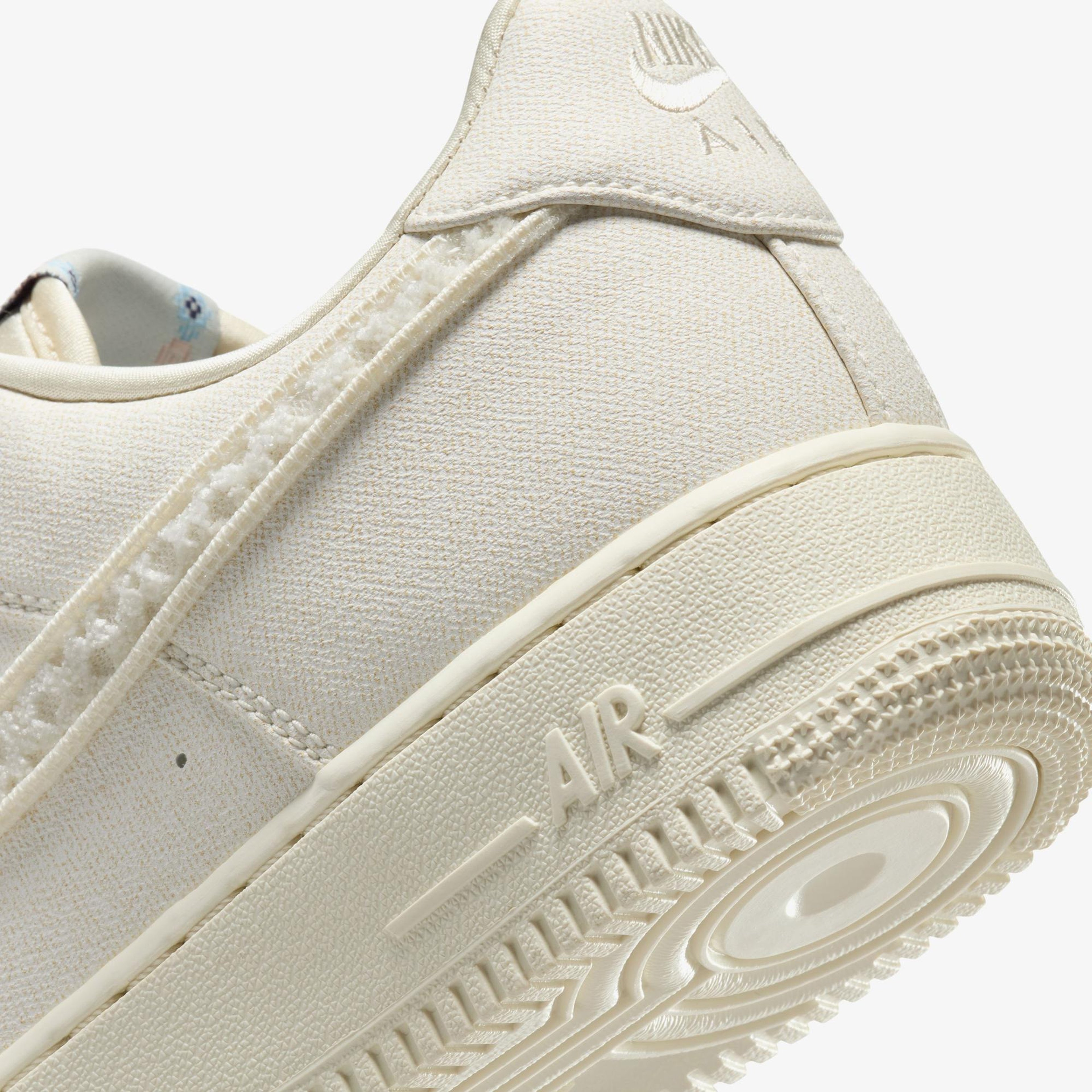 Nike Air Force 1 '07 LX Kadın Krem Rengi Spor Ayakkabı