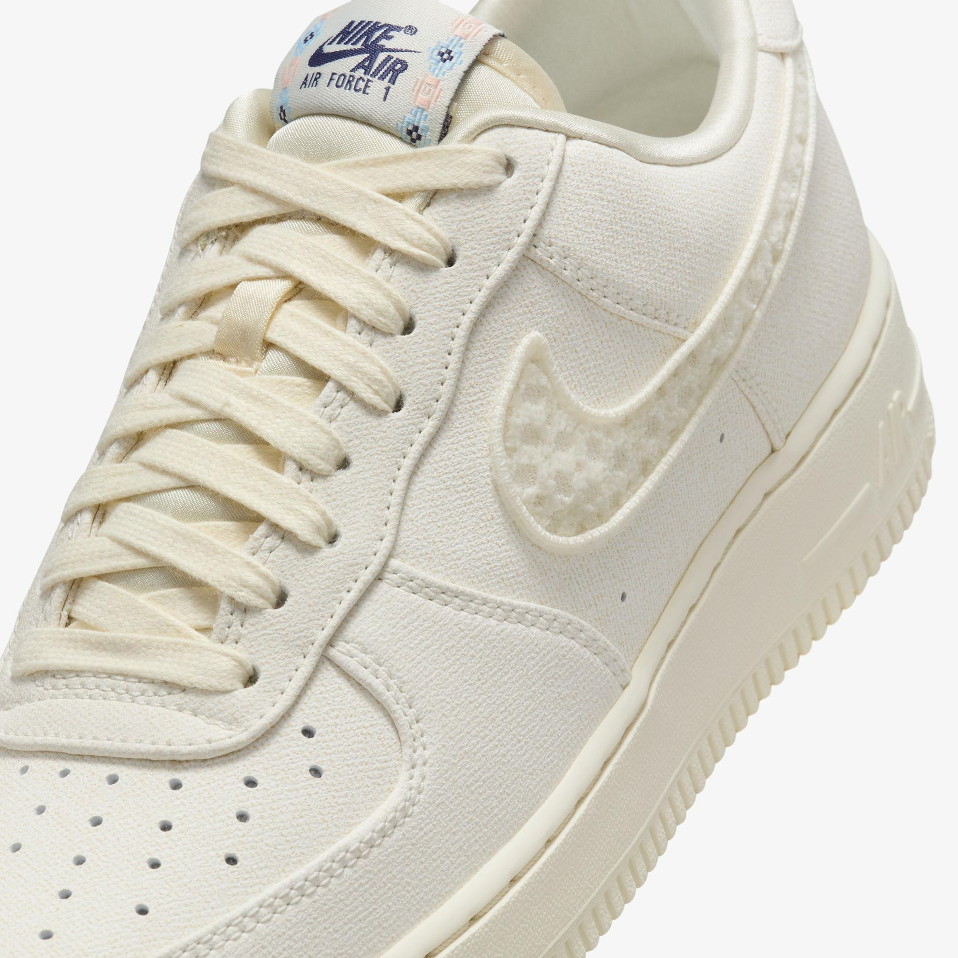 Nike Air Force 1 '07 LX Kadın Krem Rengi Spor Ayakkabı