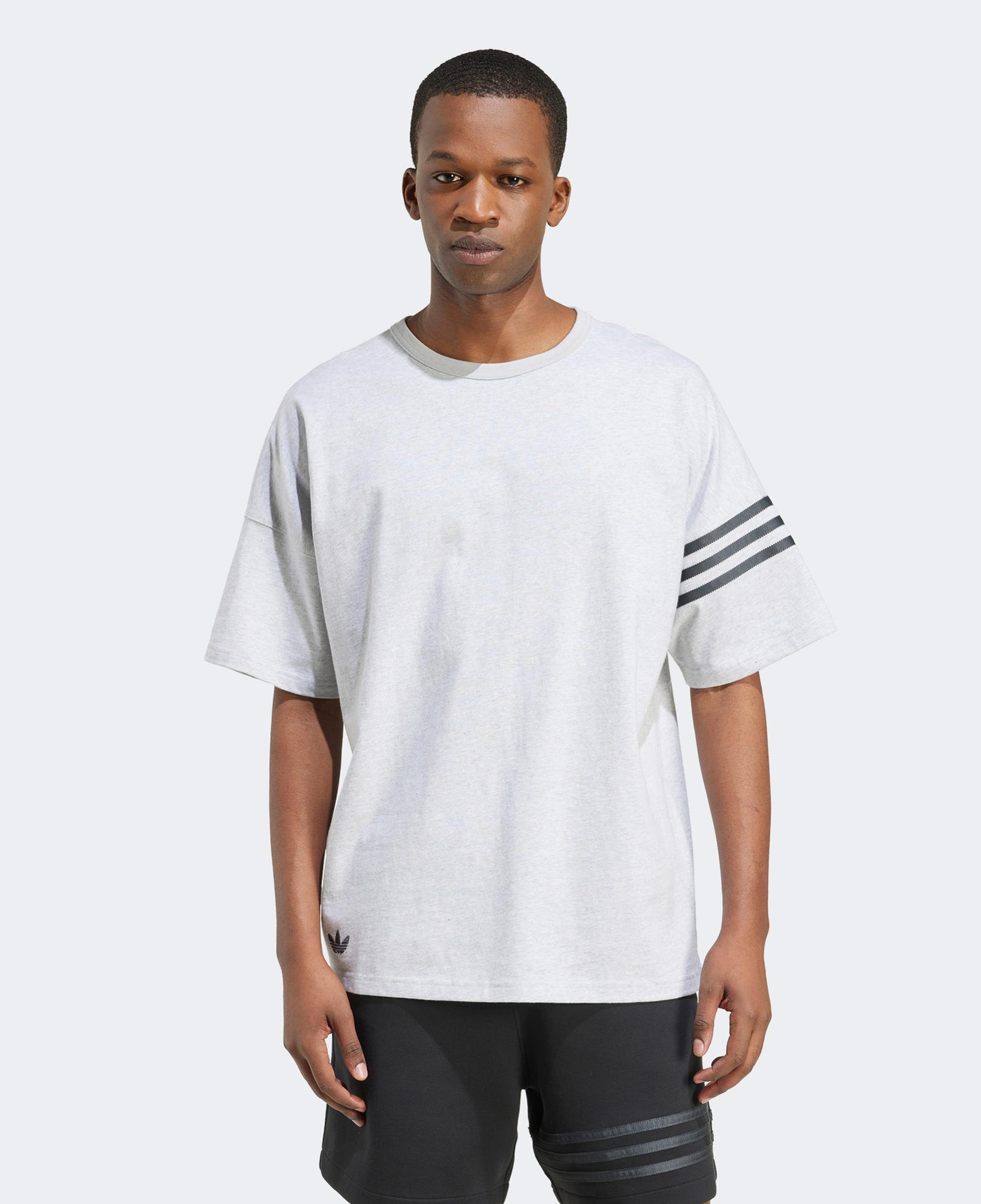 adidas Neuclassics Erkek Gri T-Shirt
