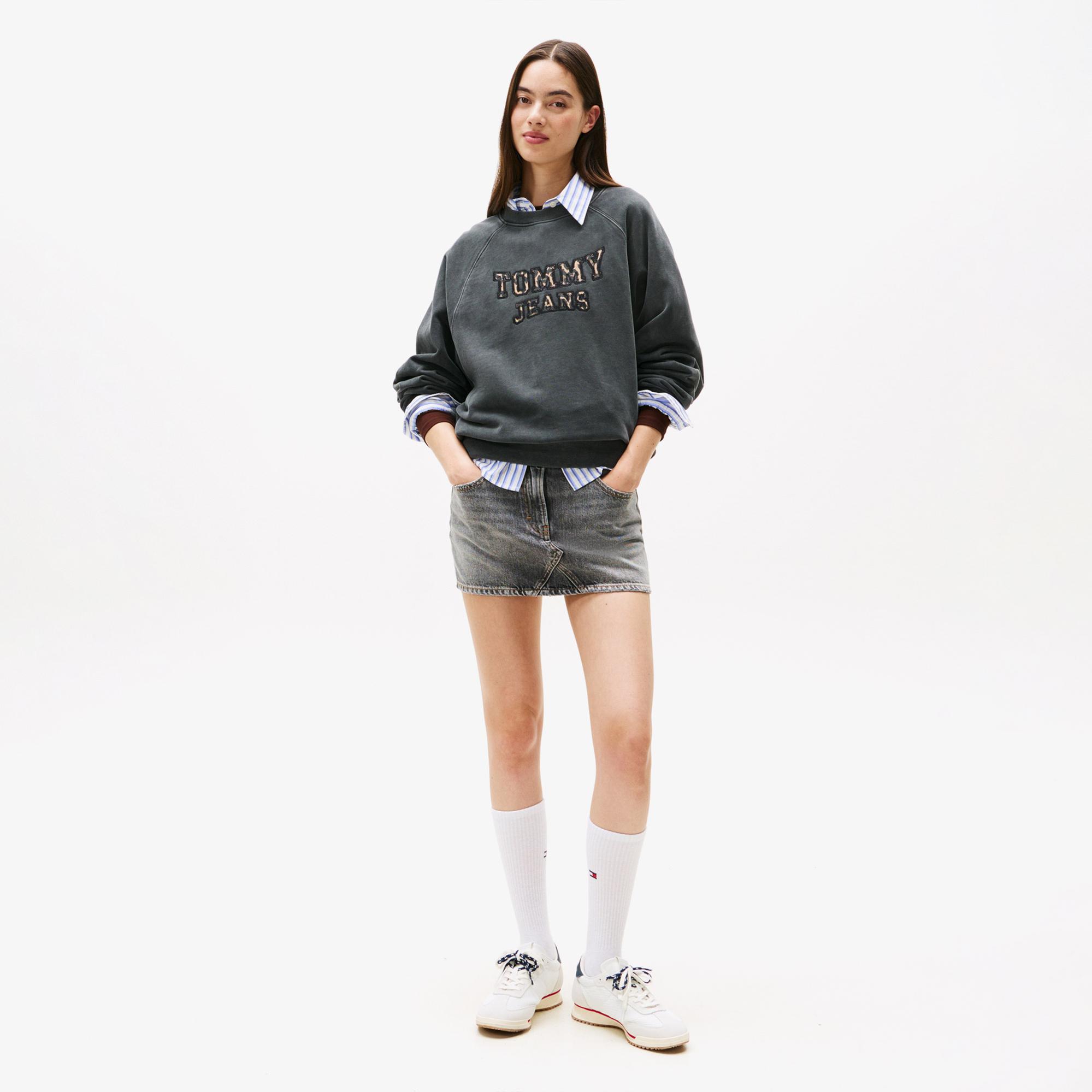 Tommy Jeans Leopard Varsity Crew Kadın Gri Sweatshirt