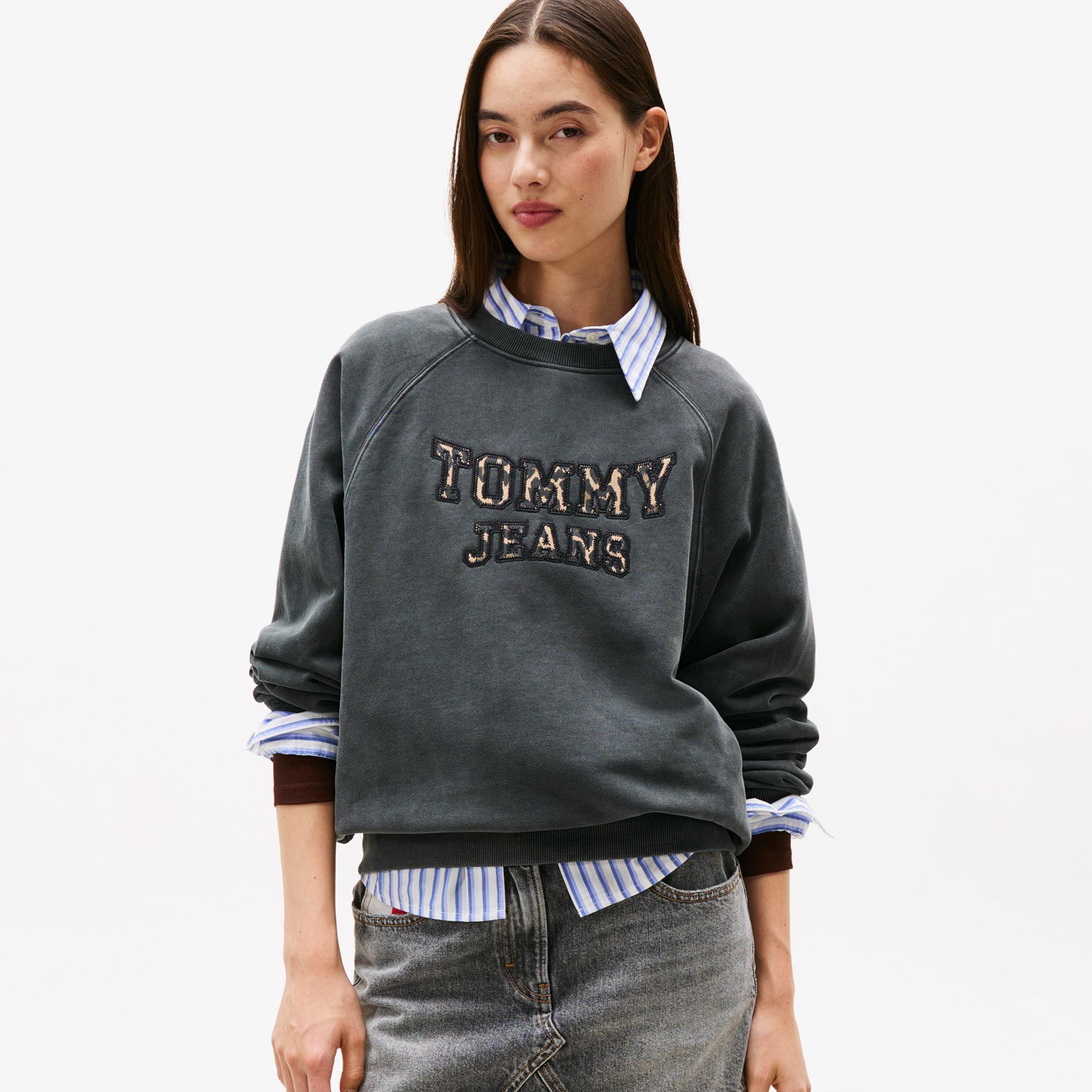 Tommy Jeans Leopard Varsity Crew Kadın Gri Sweatshirt