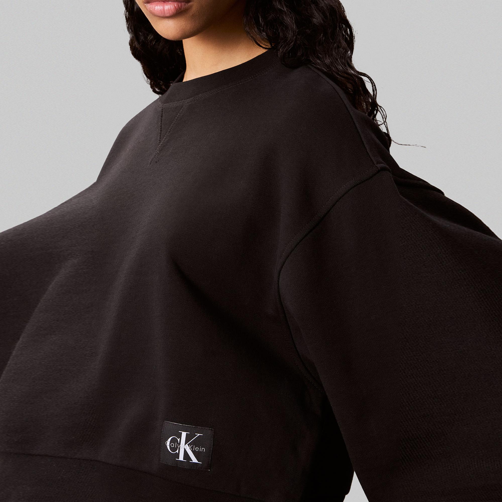 Calvin Klein Cropped Badge Logo Kadın Siyah Sweatshirt