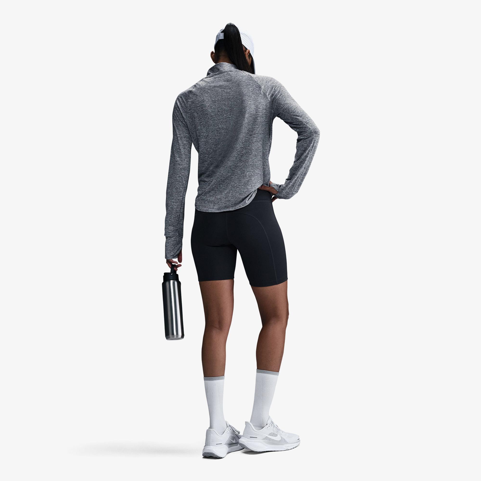 Nike Swift Dri-Fit Kadın Gri T-Shirt