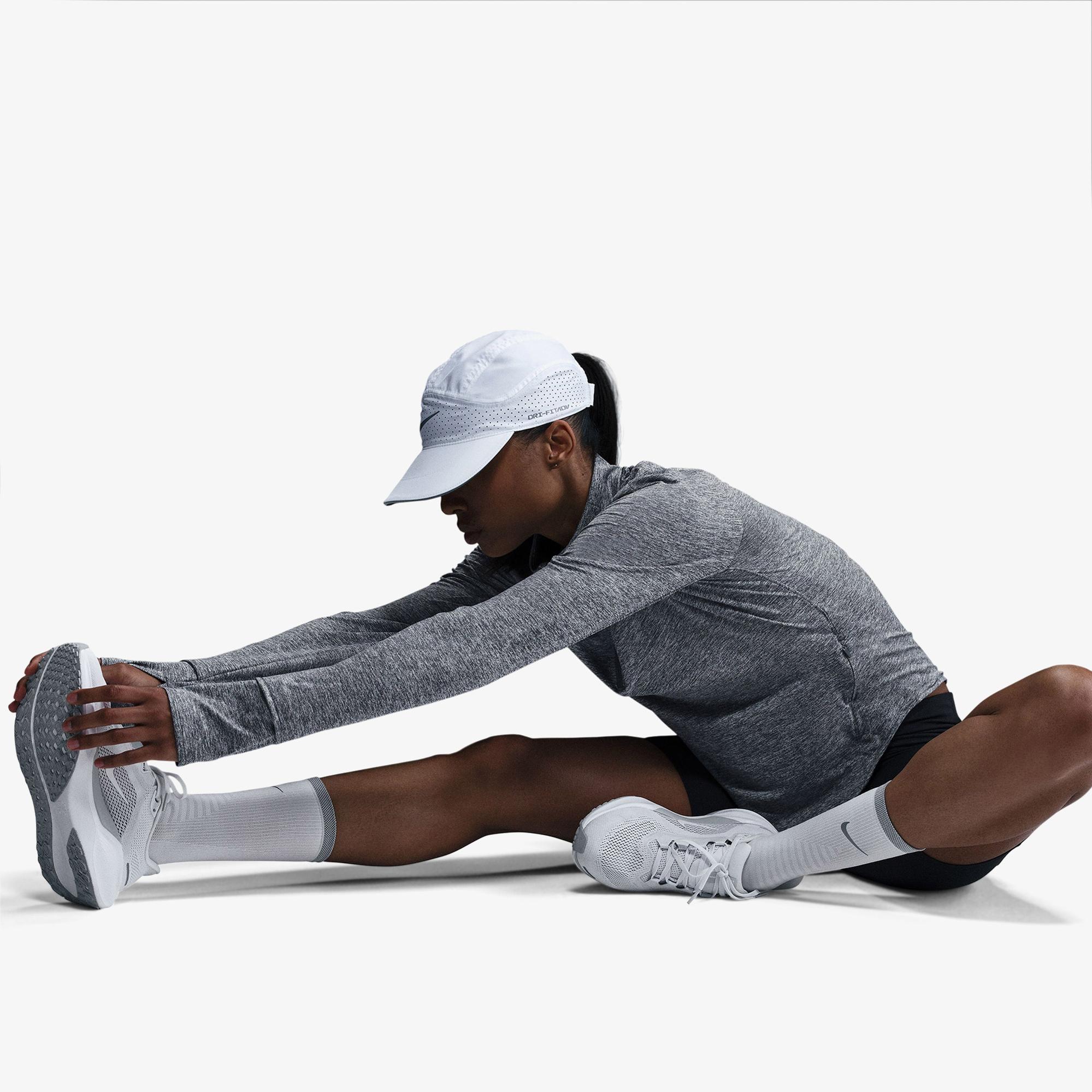 Nike Swift Dri-Fit Kadın Gri T-Shirt