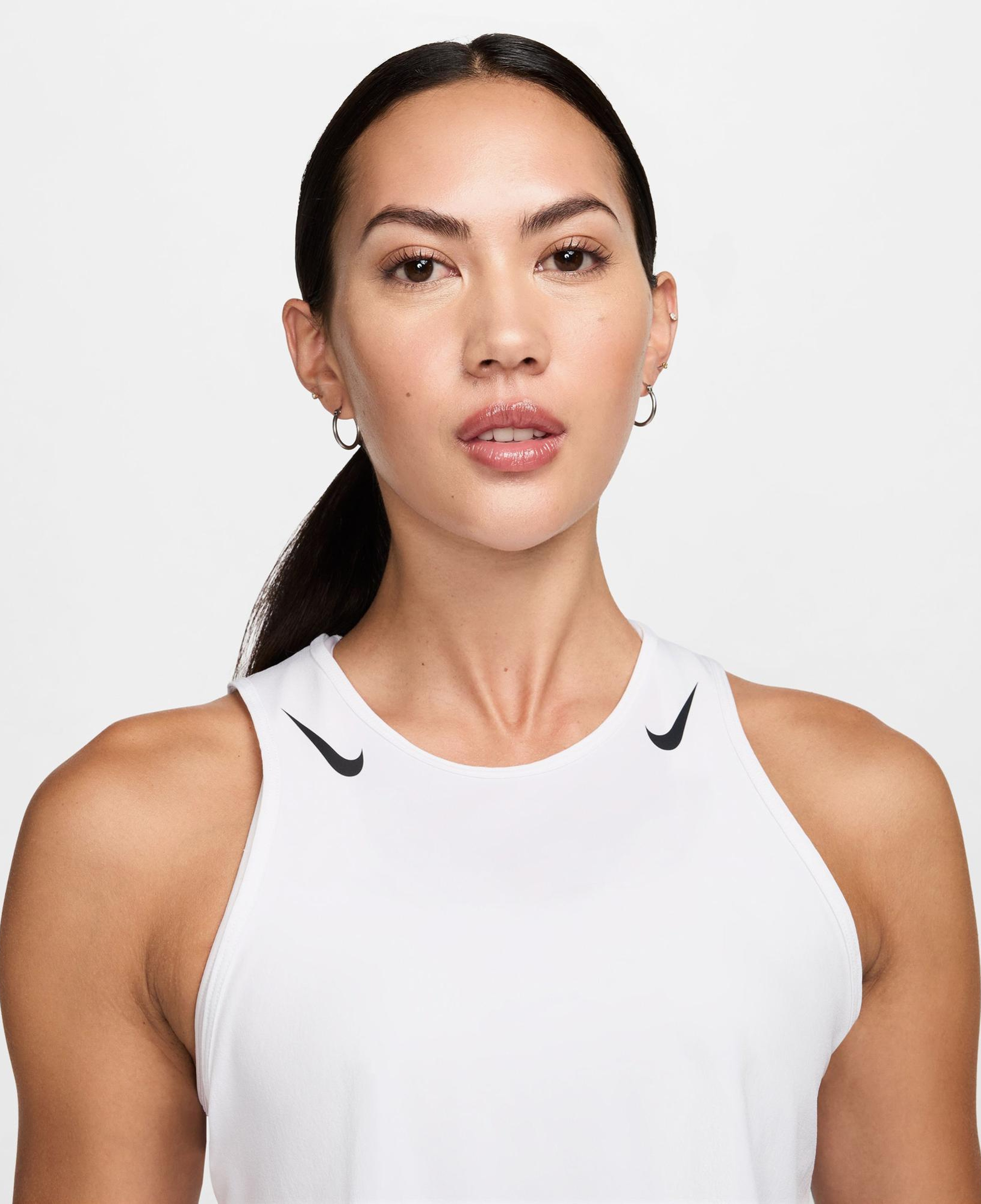 Nike AeroSwift Dri-Fit Adventure Kadın Beyaz Crop T-Shirt