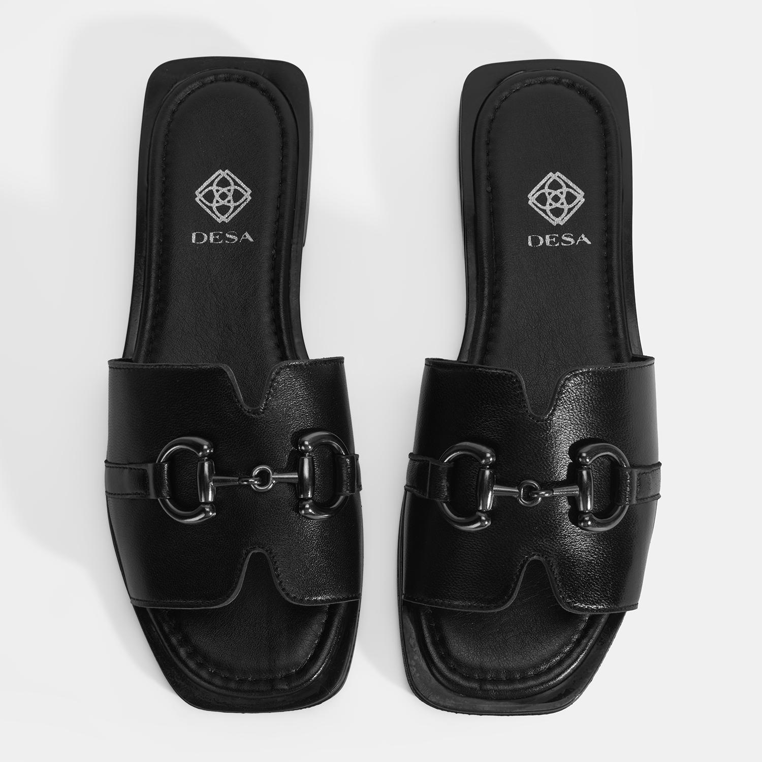 Kadın Siyah Metal Toka Aksesuarlı Deri Terlik