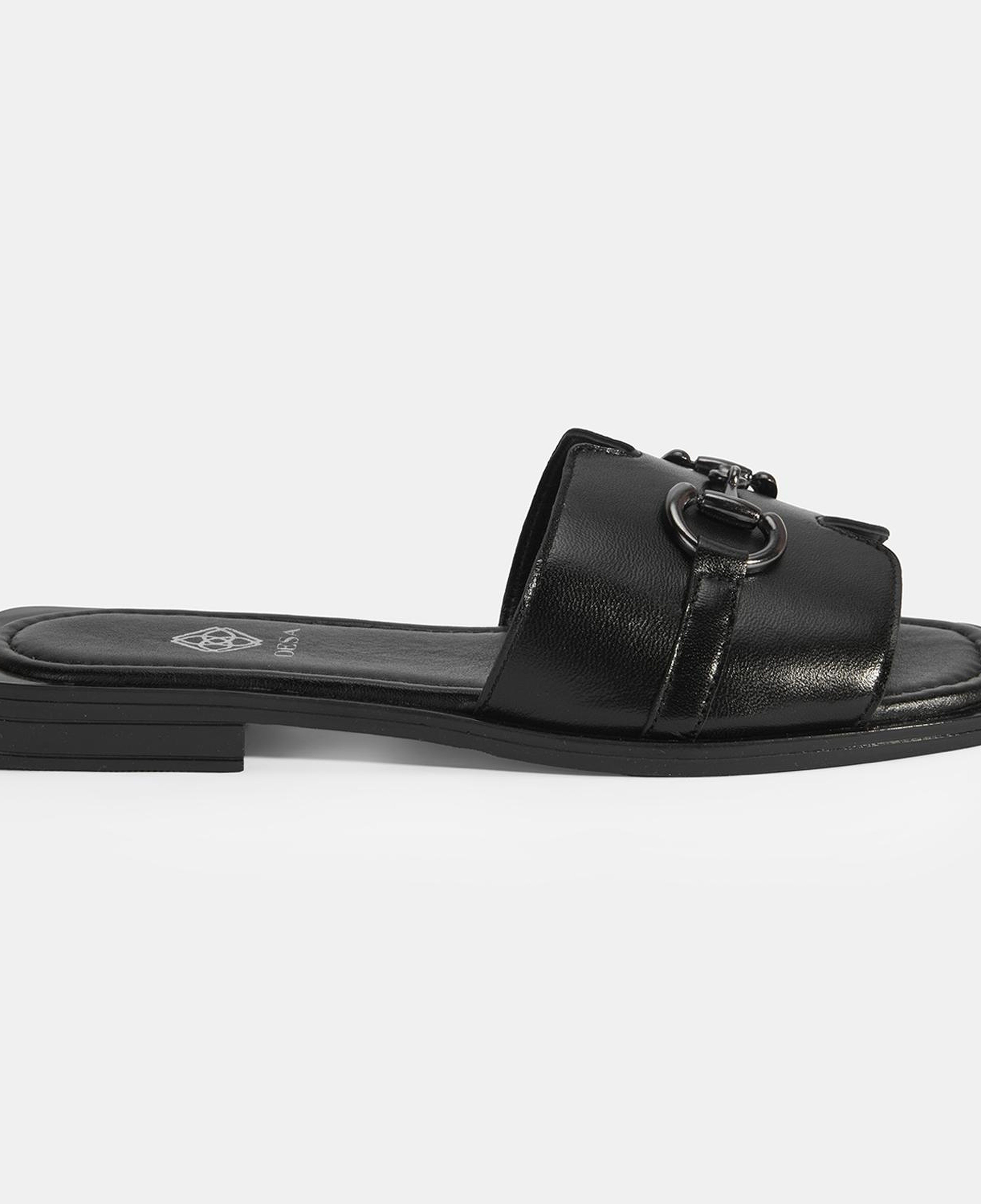 Kadın Siyah Metal Toka Aksesuarlı Deri Terlik