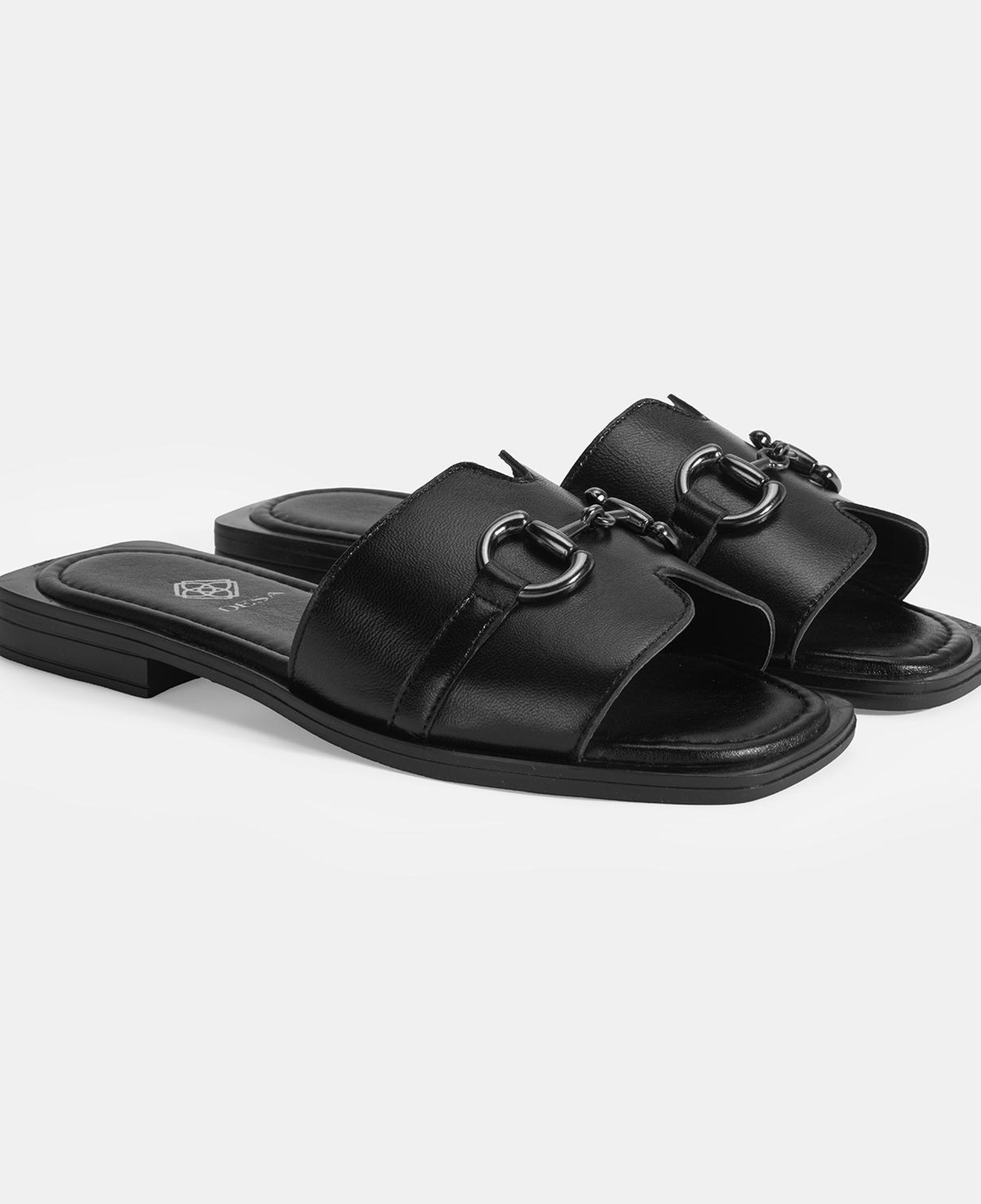 Kadın Siyah Metal Toka Aksesuarlı Deri Terlik