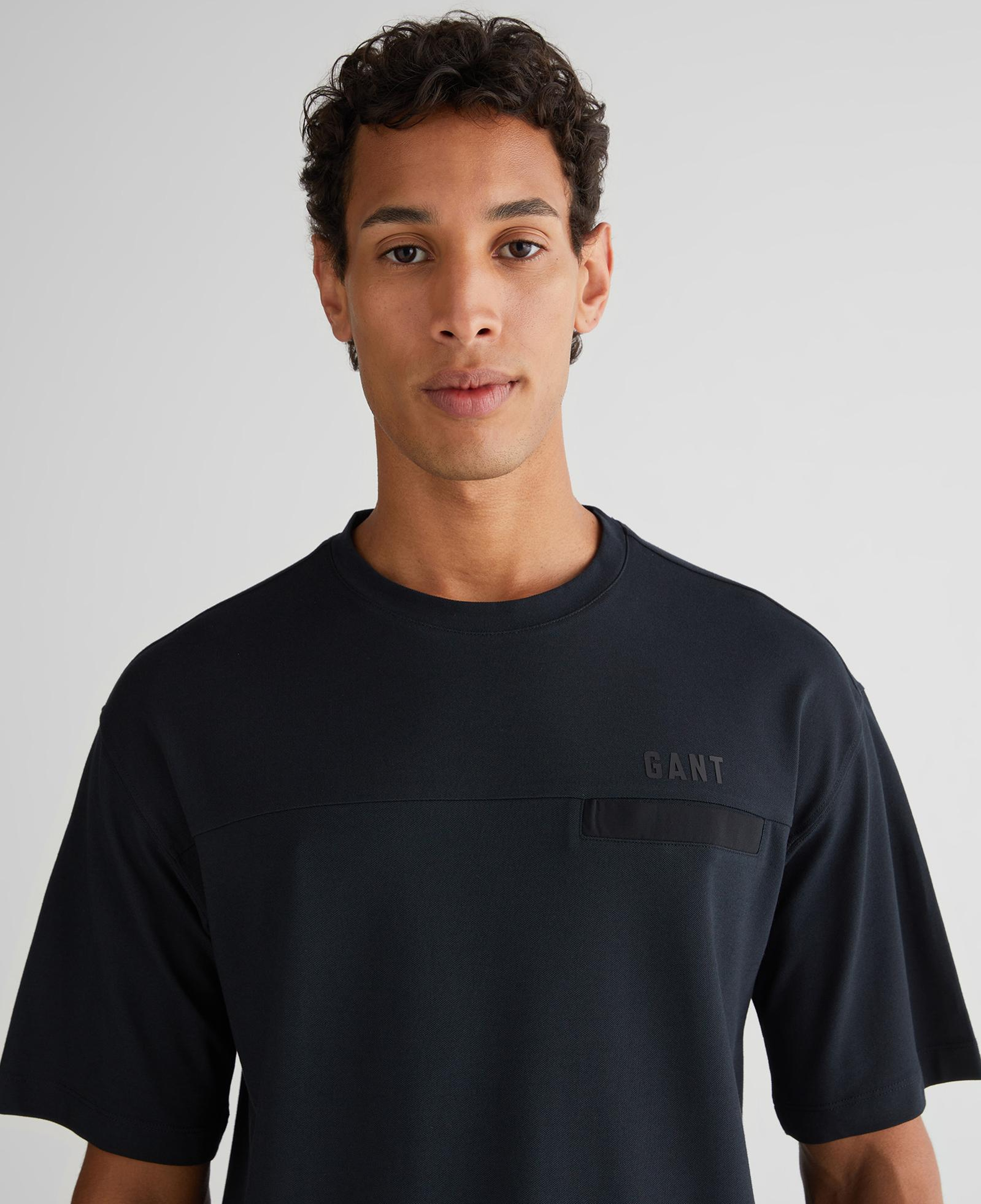 GANT Erkek Siyah Relaxed Fit Bisiklet Yaka Logolu T-Shirt