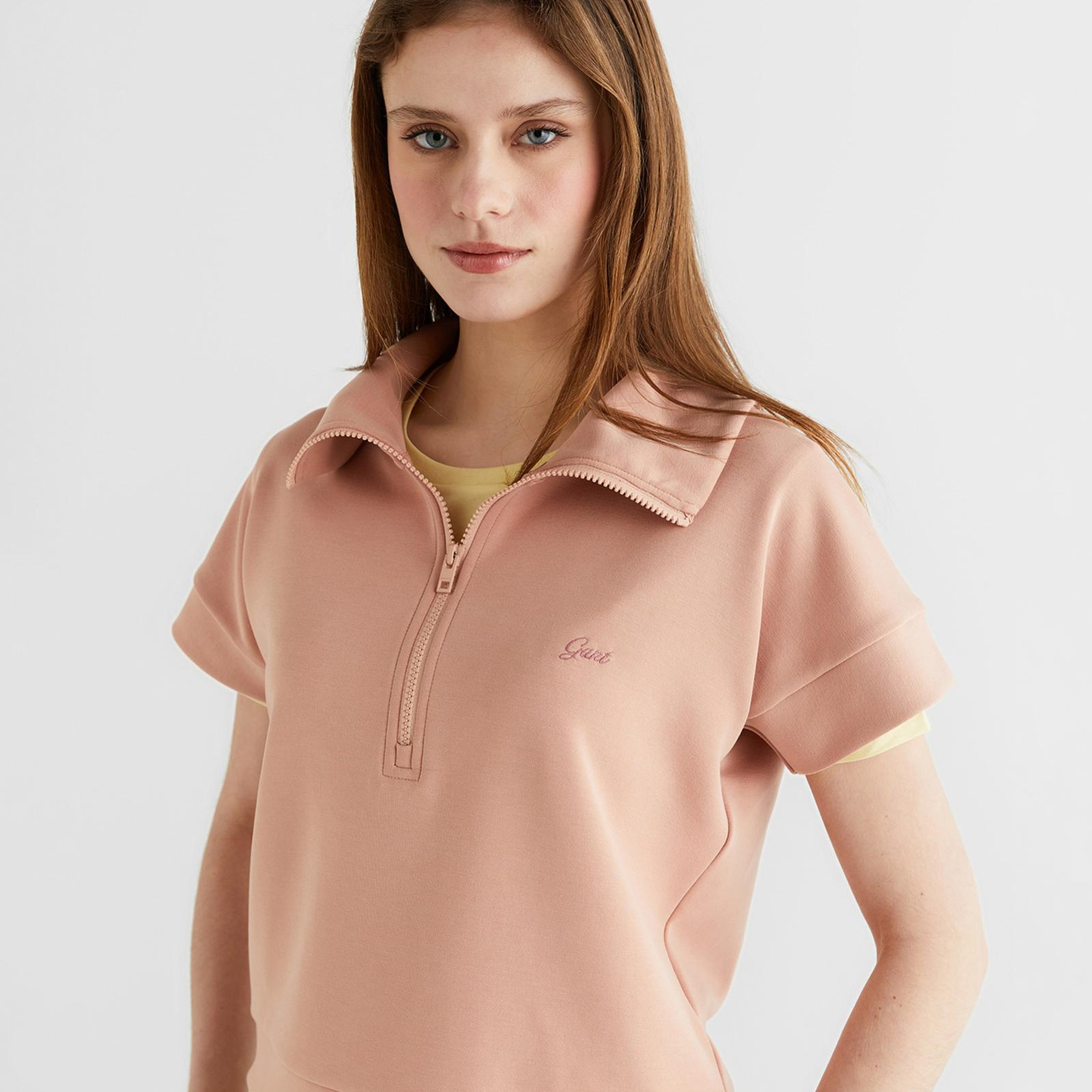 GANT Kadın Pembe Relaxed Fit Yarım Fermuarlı Kısa Kollu Sweatshirt