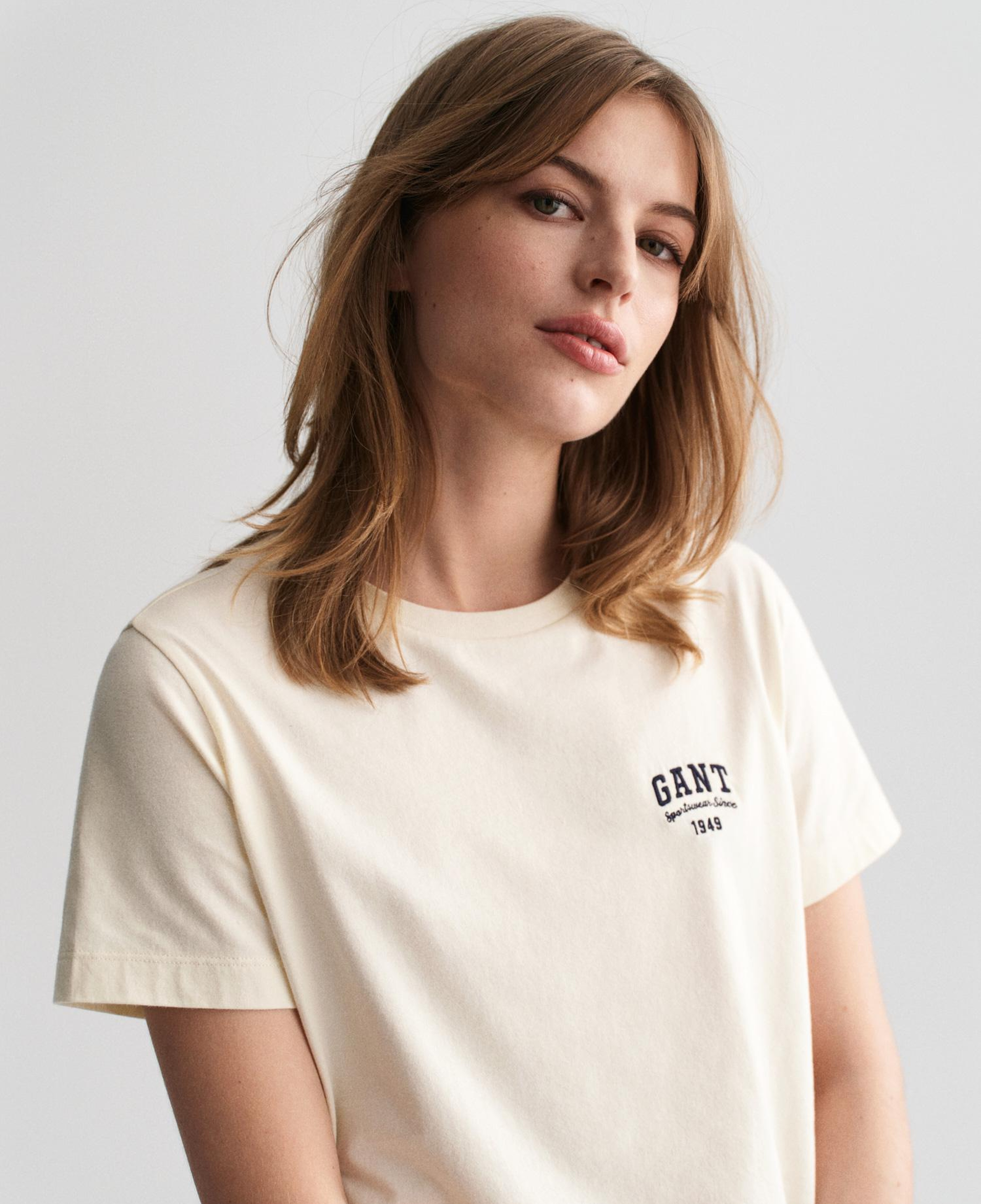 GANT Kadın Krem Regular Fit Bisiklet Yaka Logolu T-Shirt