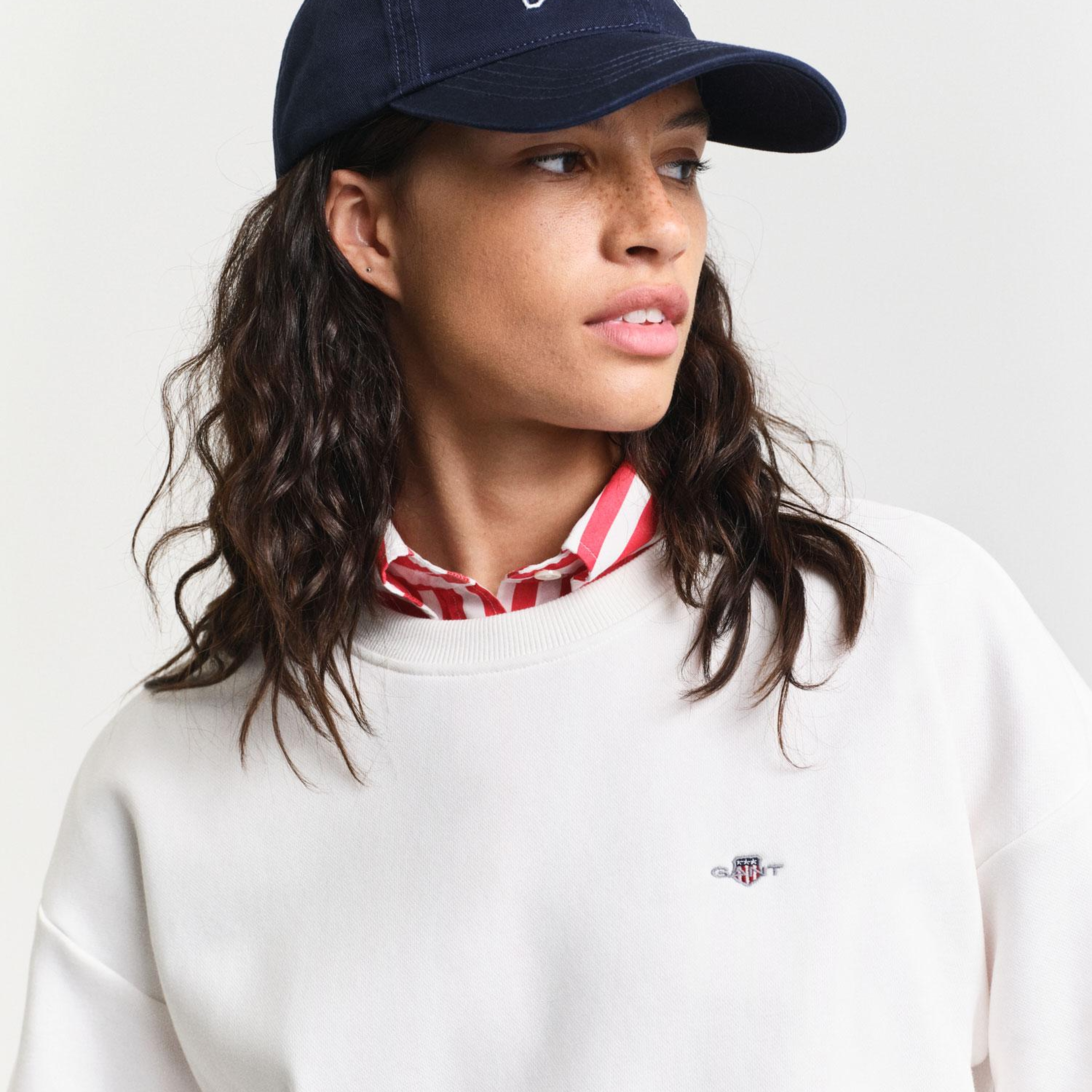 GANT Kadın Beyaz Relaxed Fit Bisiklet Yaka Sweatshirt