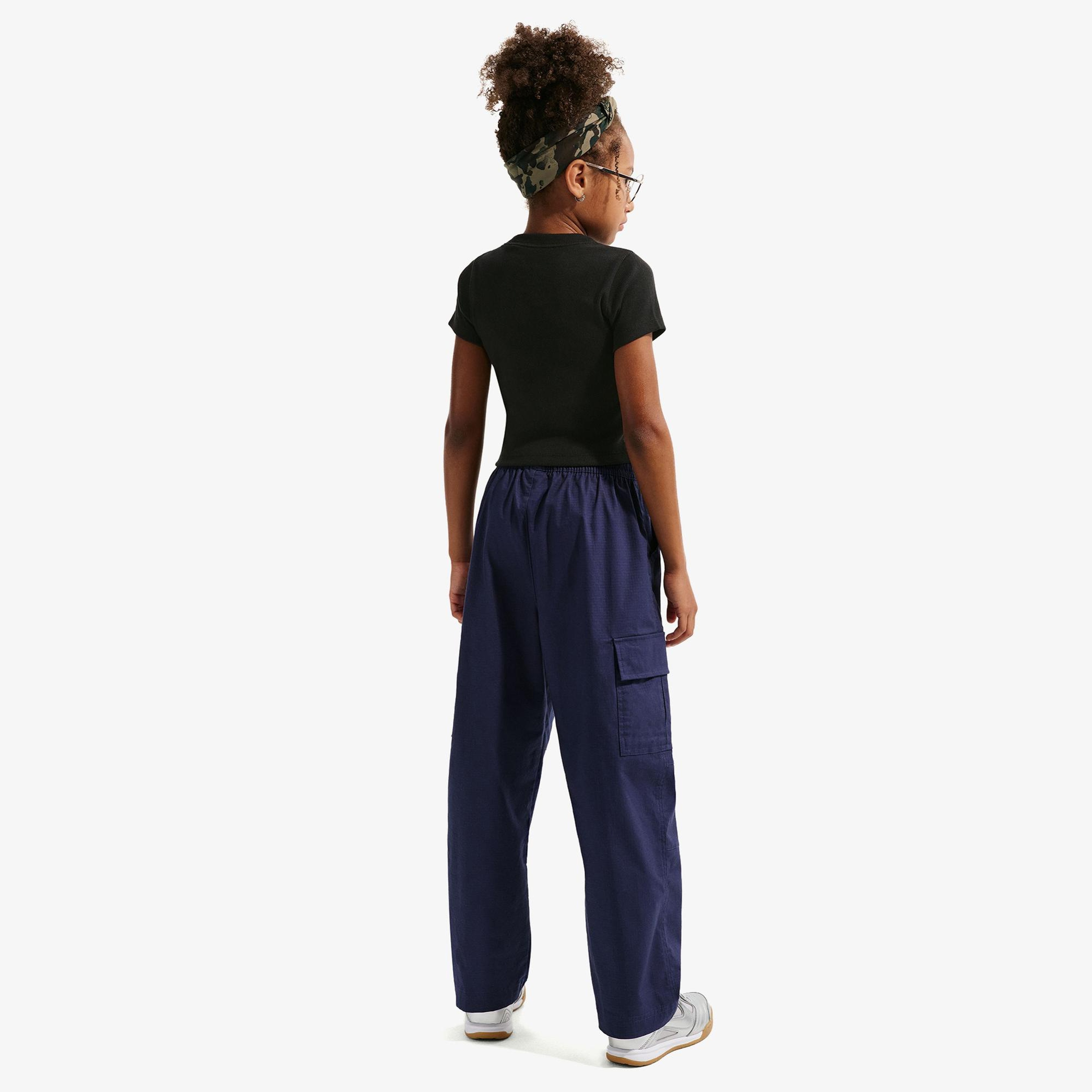 Nike Sportswear Çocuk Siyah Crop T-Shirt