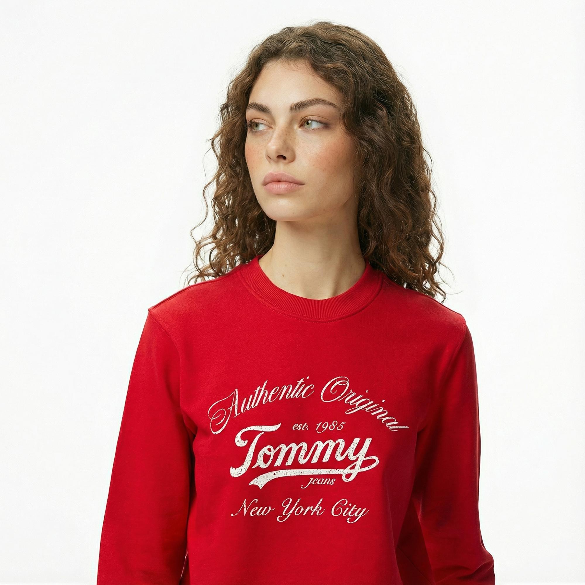 Tommy Jeans Regular Essential Logo Kadın Kırmızı Sweatshirt