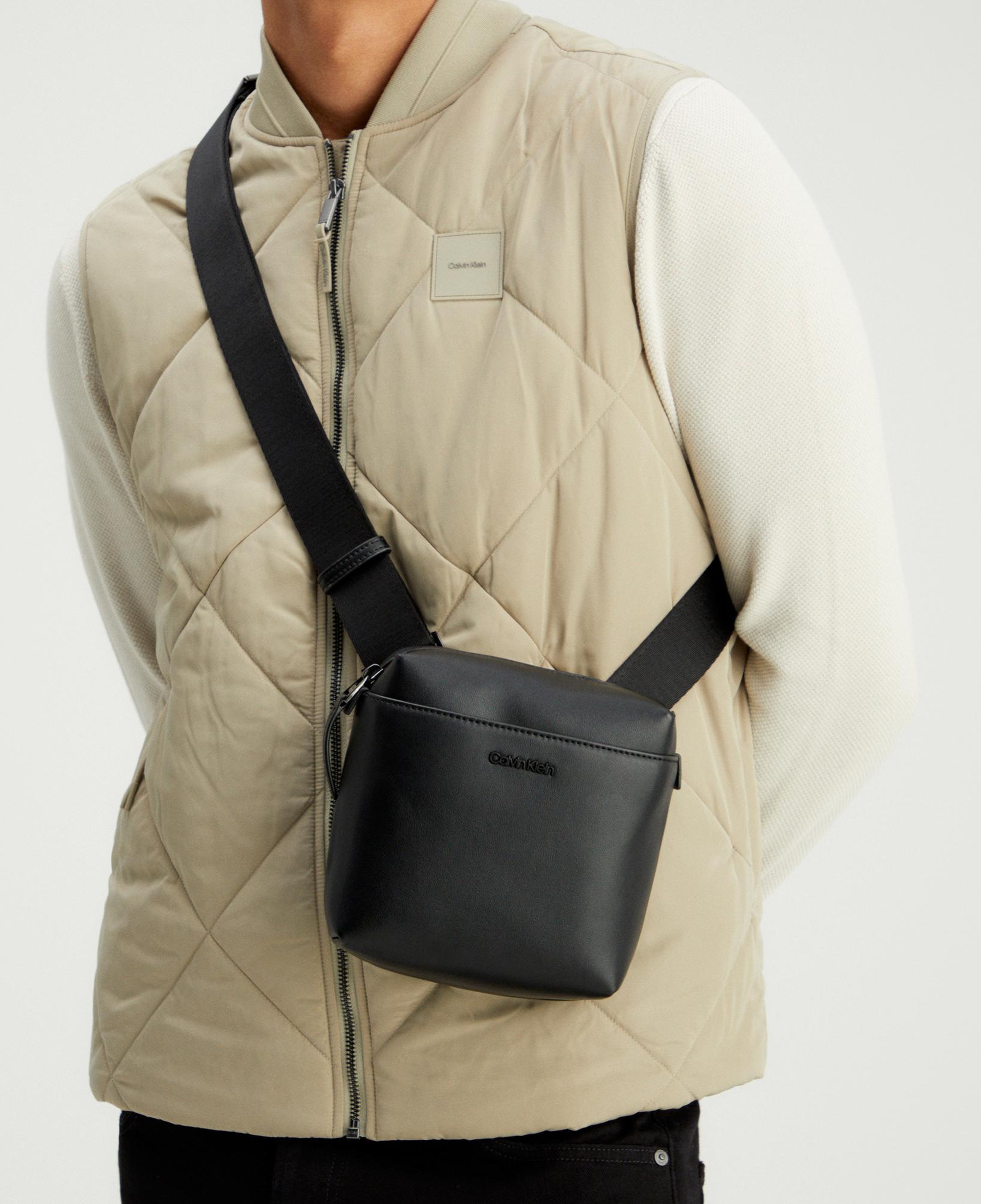 Calvin Klein Clean Essential Cube Reporter Erkek Siyah Çapraz Çanta