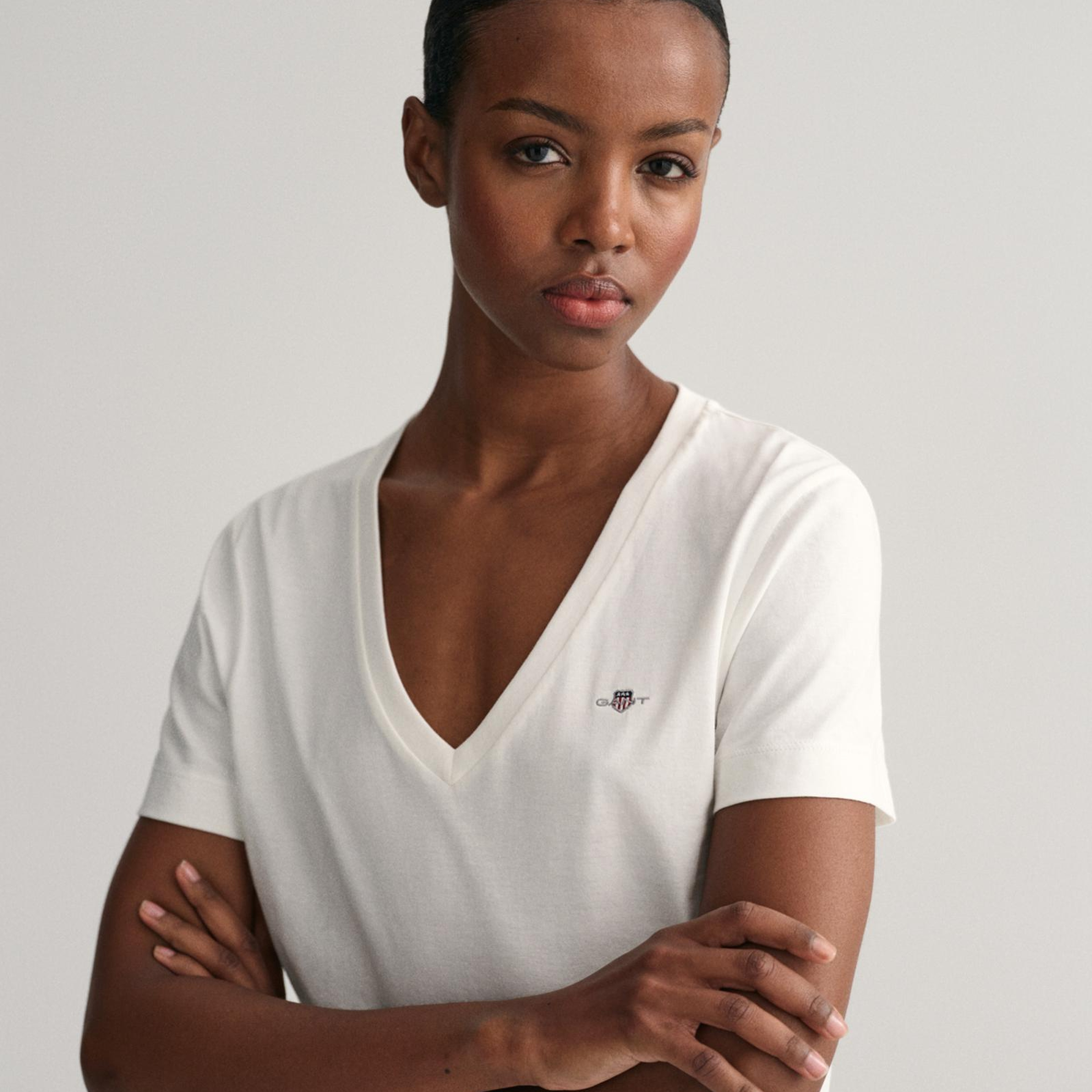 GANT Kadın Beyaz V Yaka Regular Fit Logolu T-Shirt