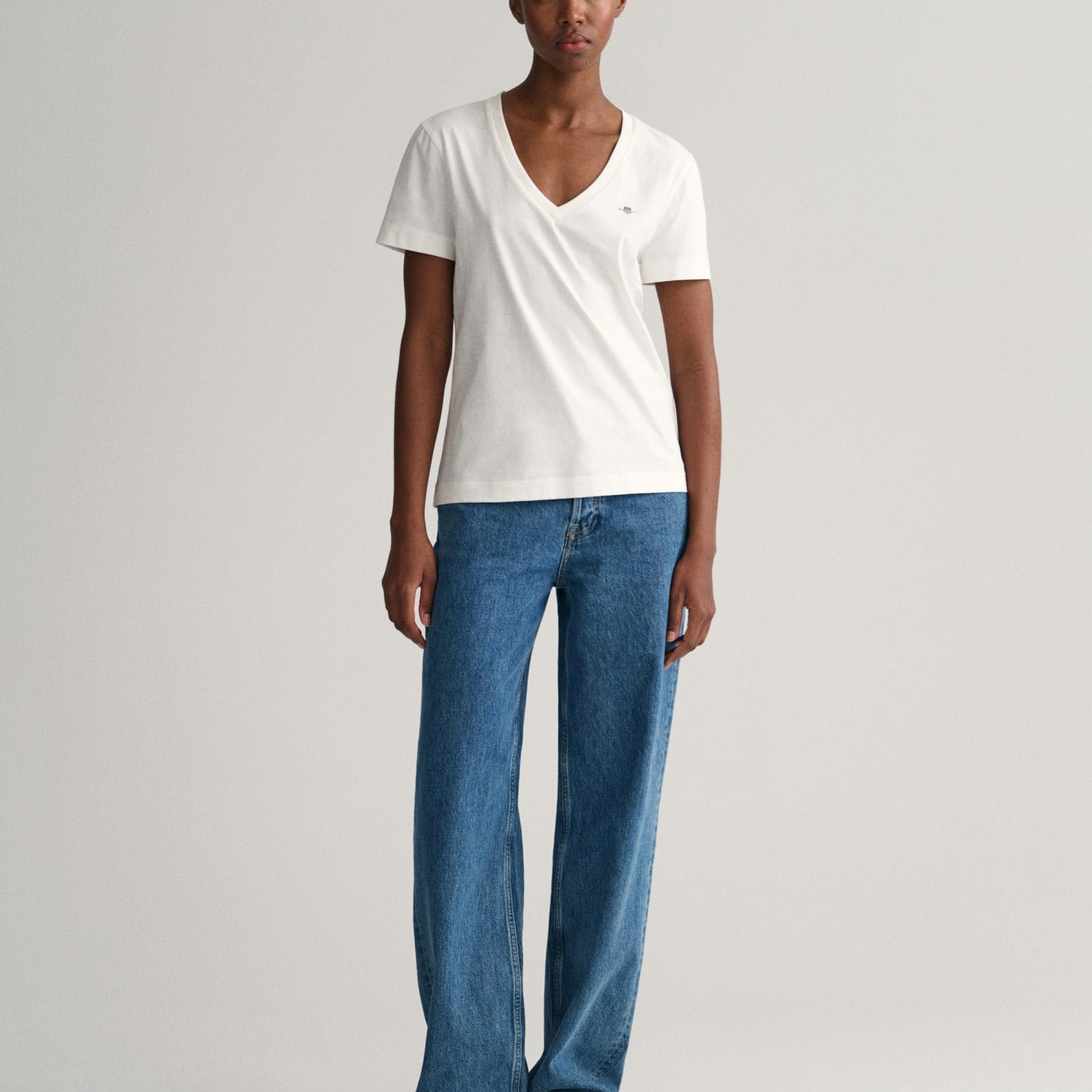 GANT Kadın Beyaz V Yaka Regular Fit Logolu T-Shirt