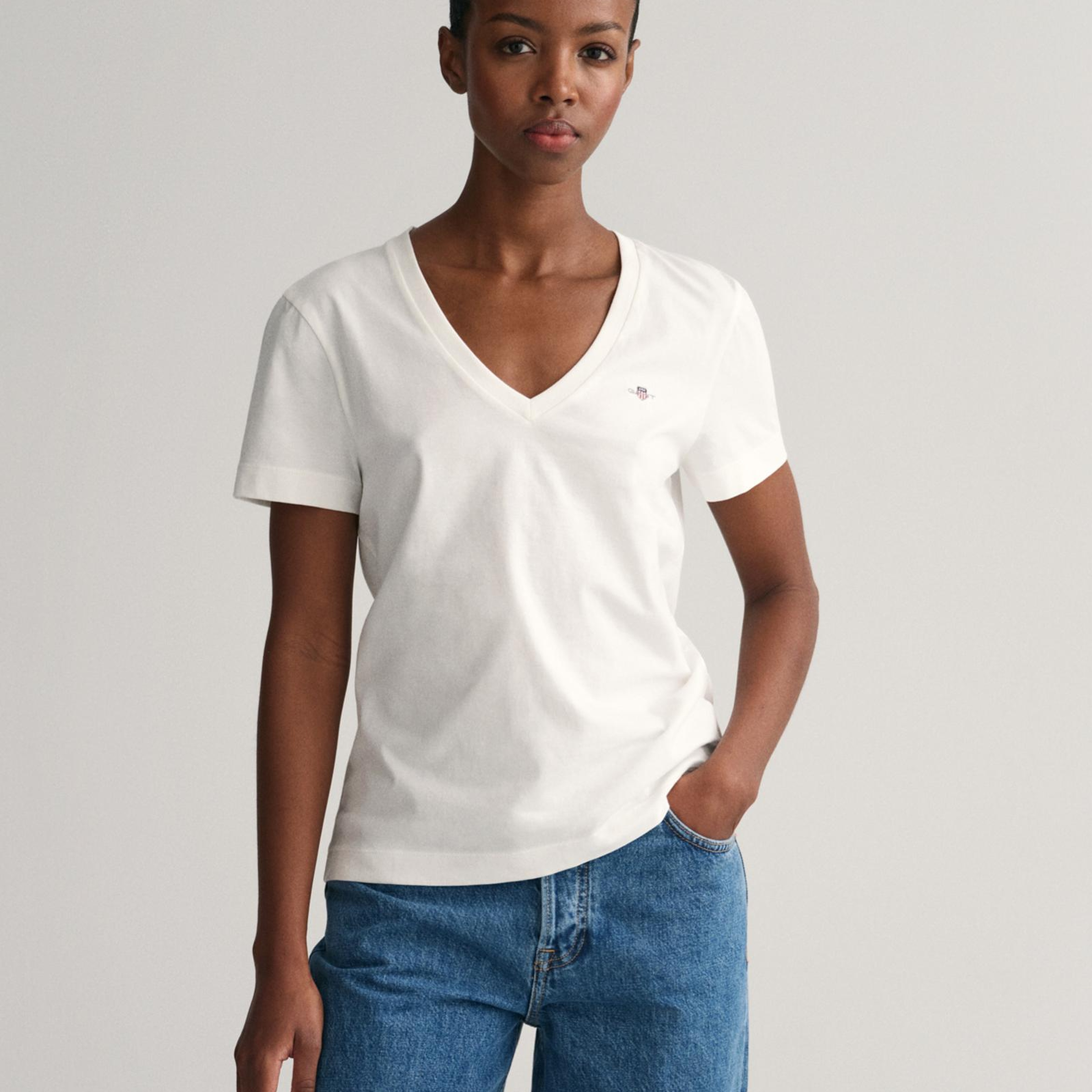 GANT Kadın Beyaz V Yaka Regular Fit Logolu T-Shirt