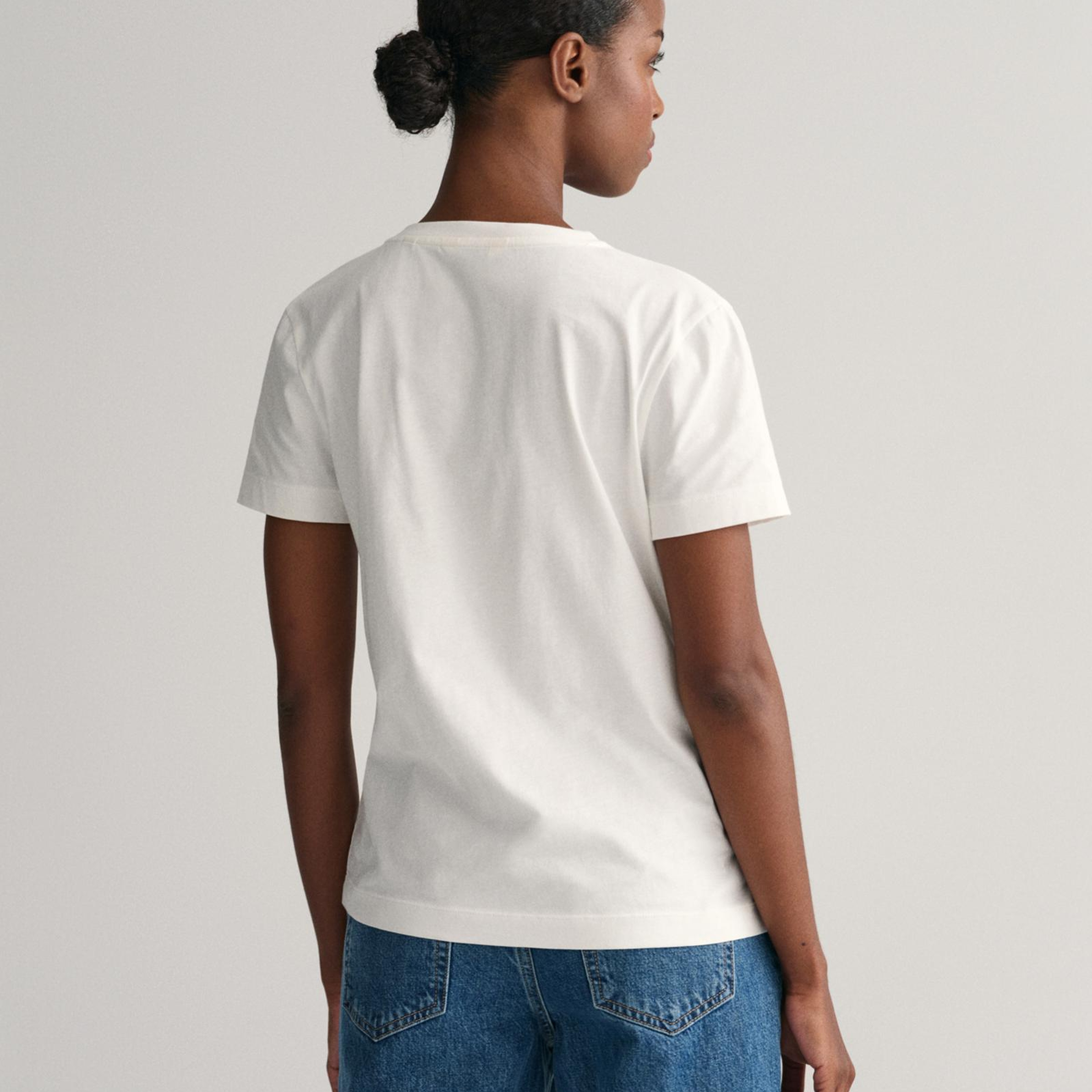 GANT Kadın Beyaz V Yaka Regular Fit Logolu T-Shirt