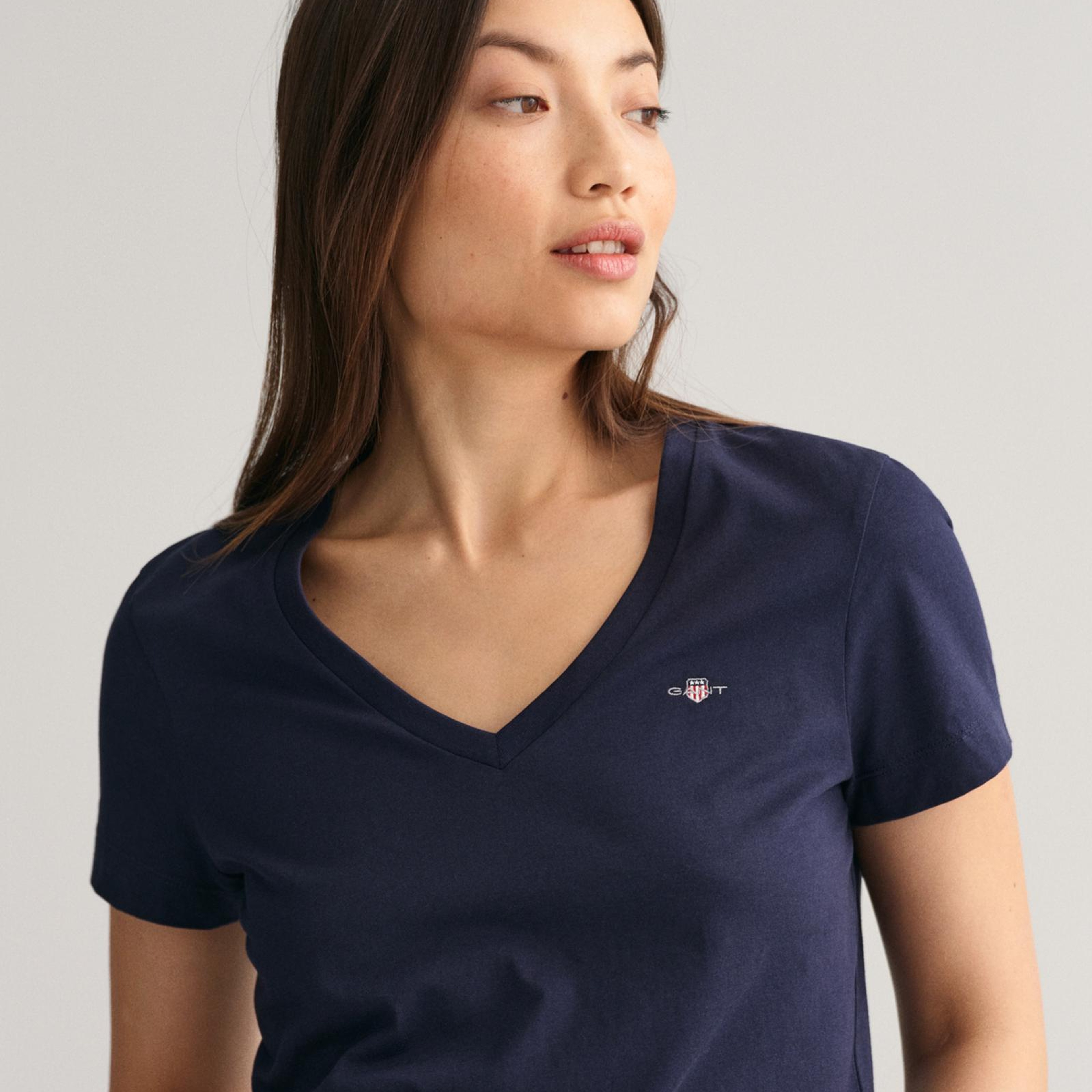 GANT Kadın Lacivert V Yaka Regular Fit Logolu T-Shirt