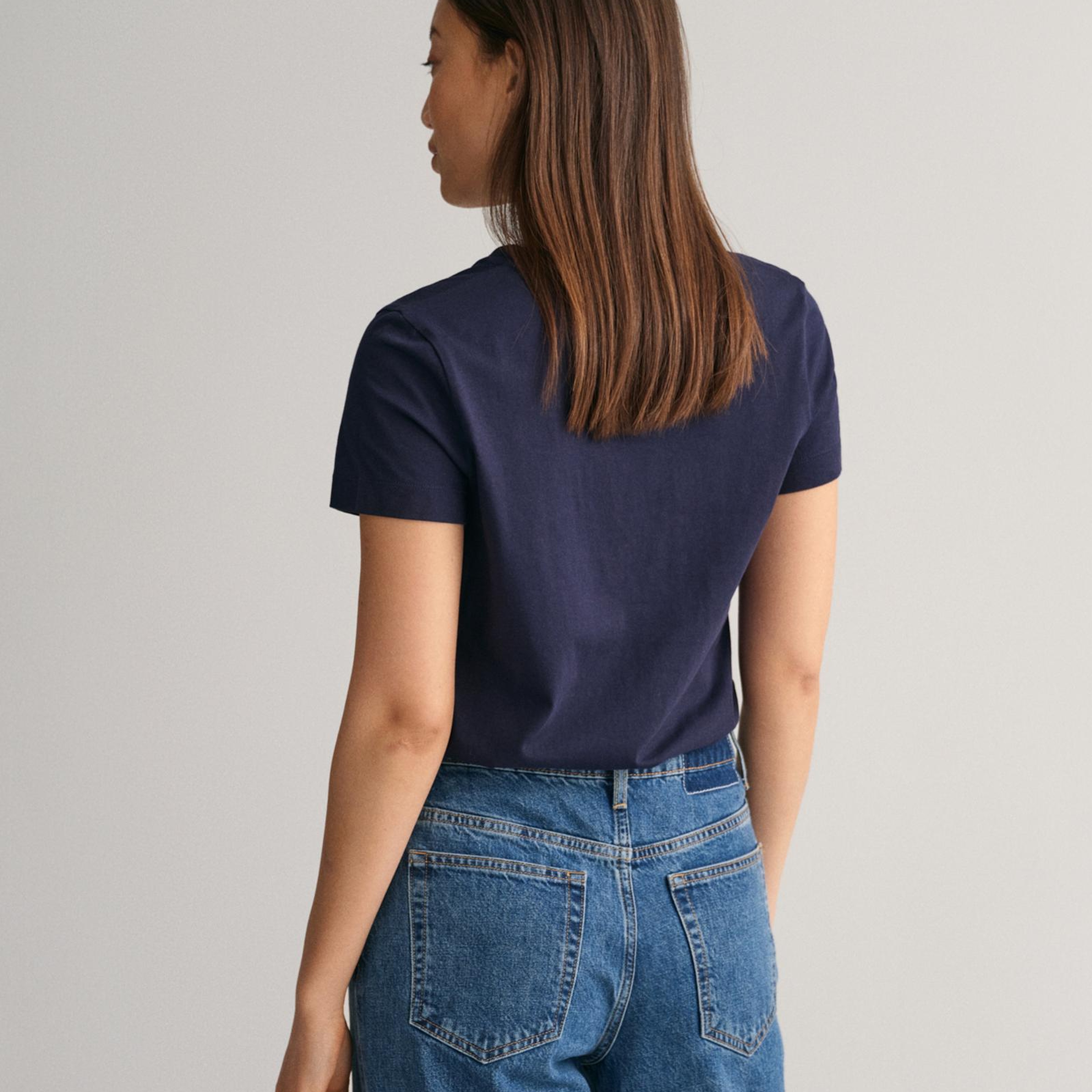 GANT Kadın Lacivert V Yaka Regular Fit Logolu T-Shirt