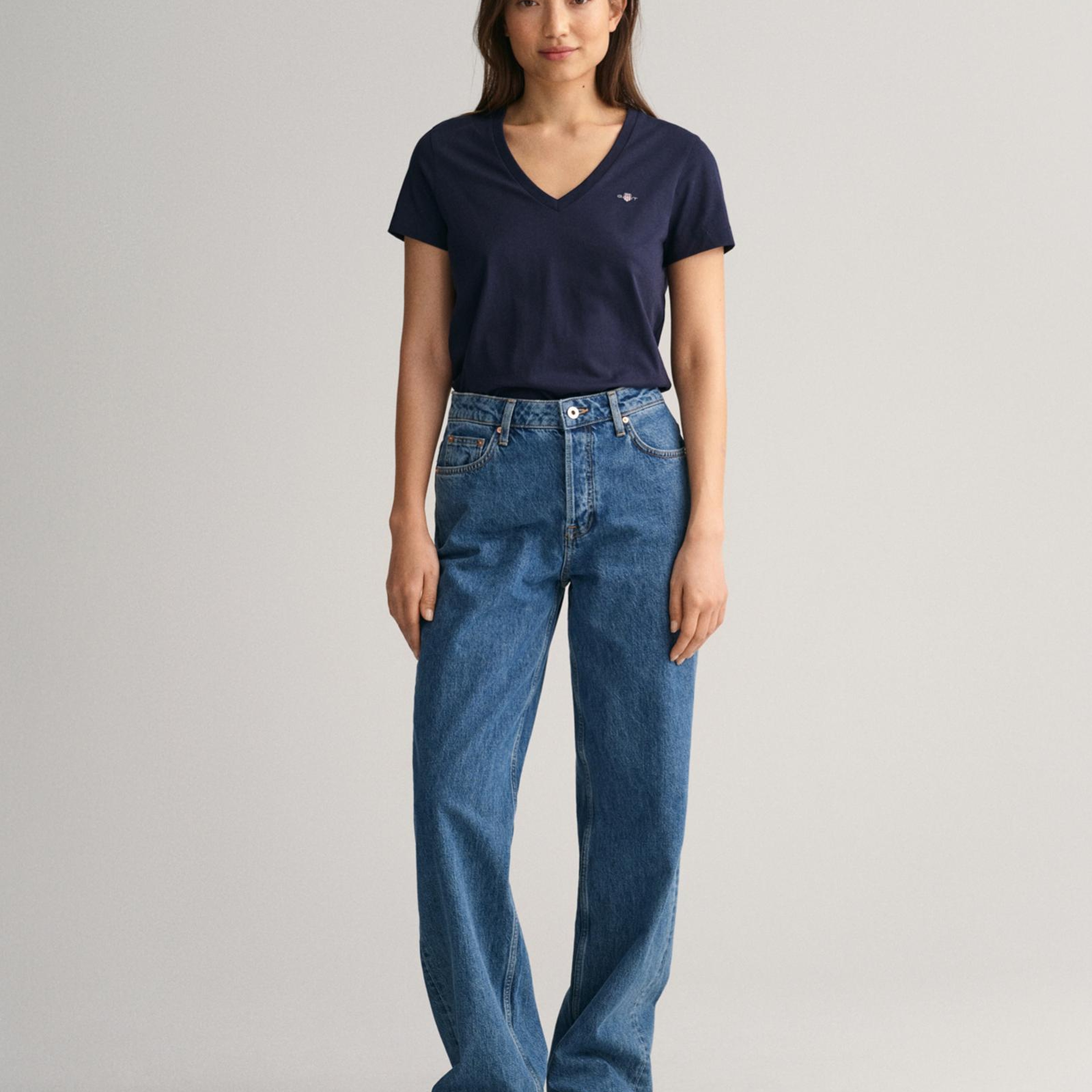 GANT Kadın Lacivert V Yaka Regular Fit Logolu T-Shirt