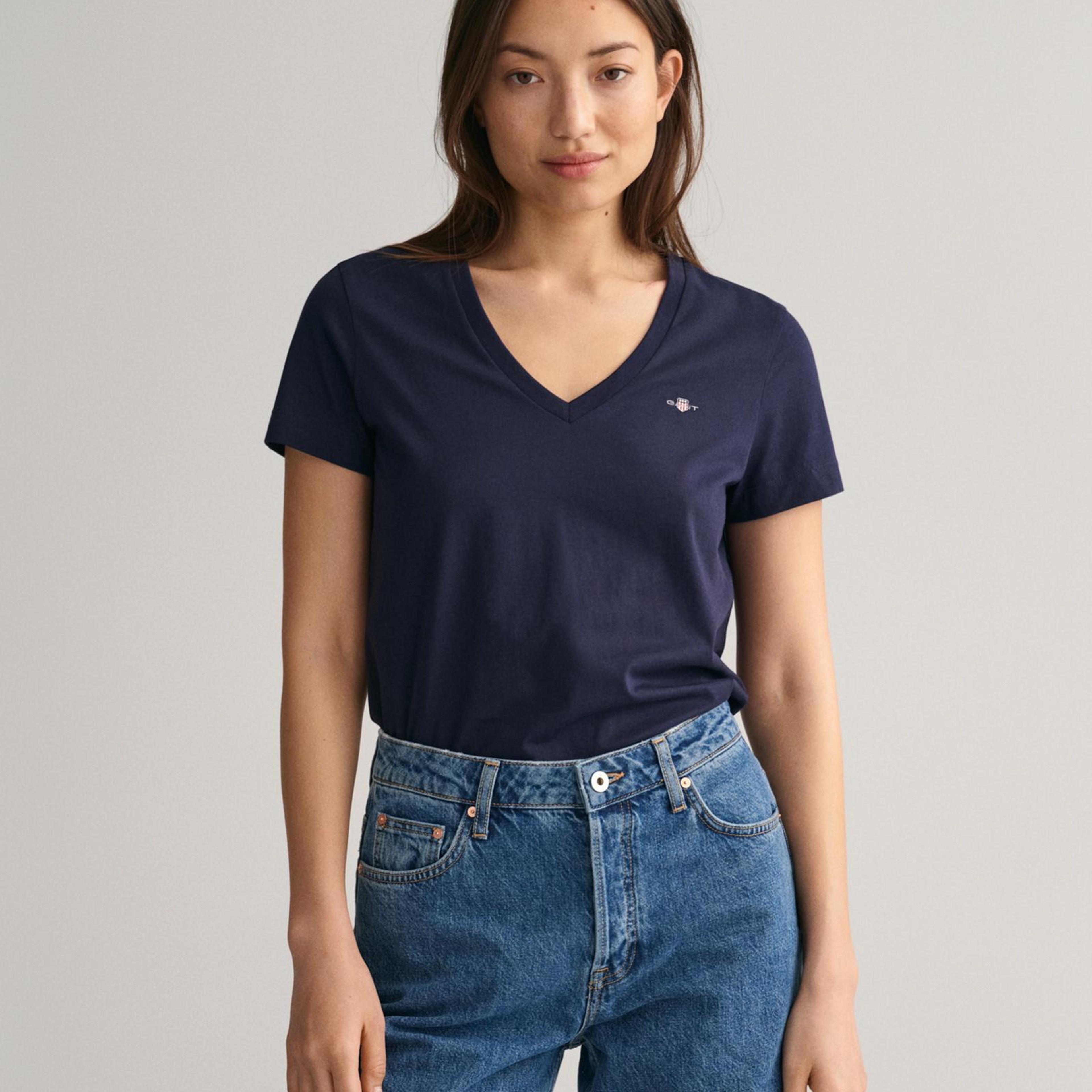 GANT Kadın Lacivert V Yaka Regular Fit Logolu T-Shirt