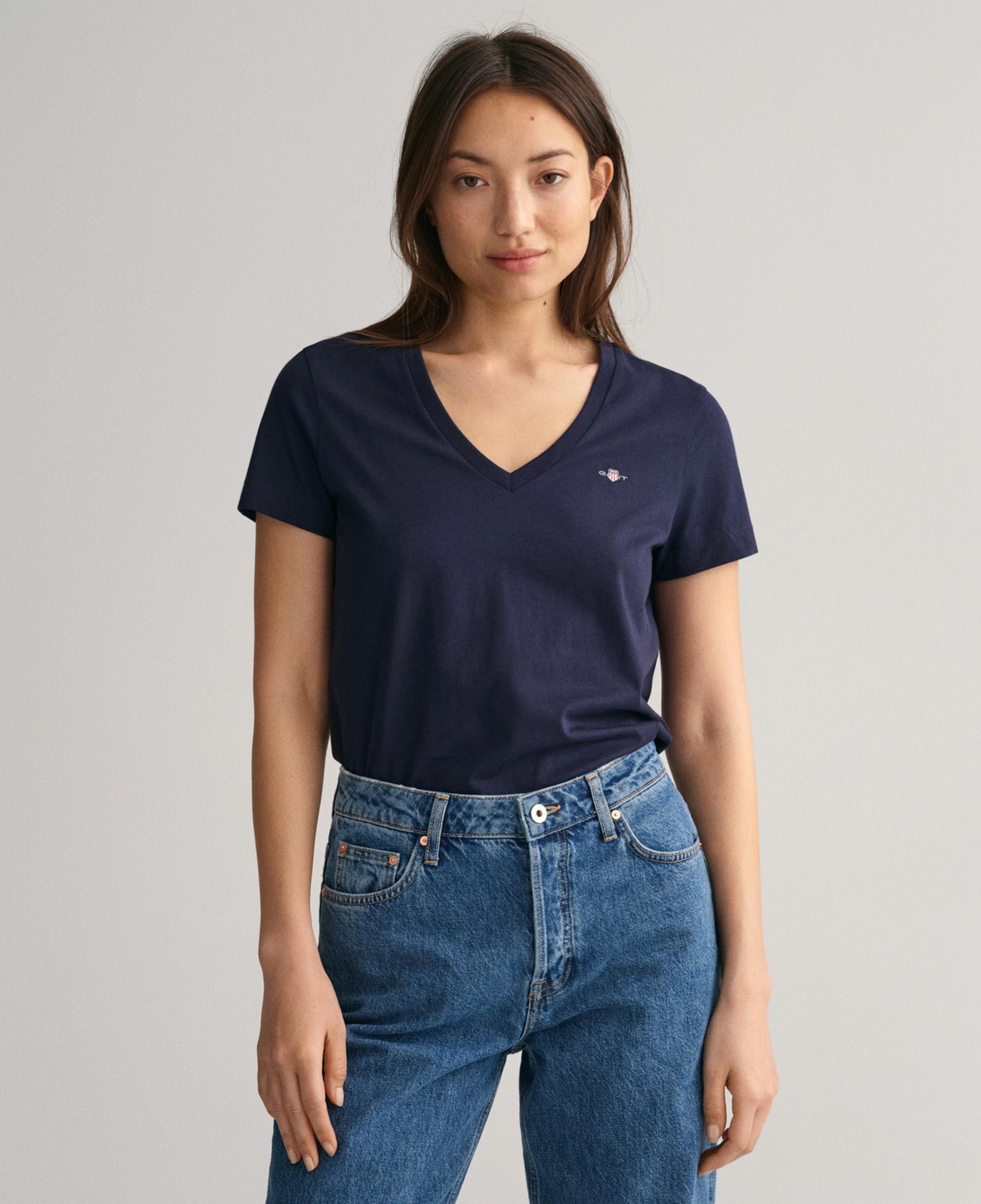 GANT Kadın Lacivert V Yaka Regular Fit Logolu T-Shirt