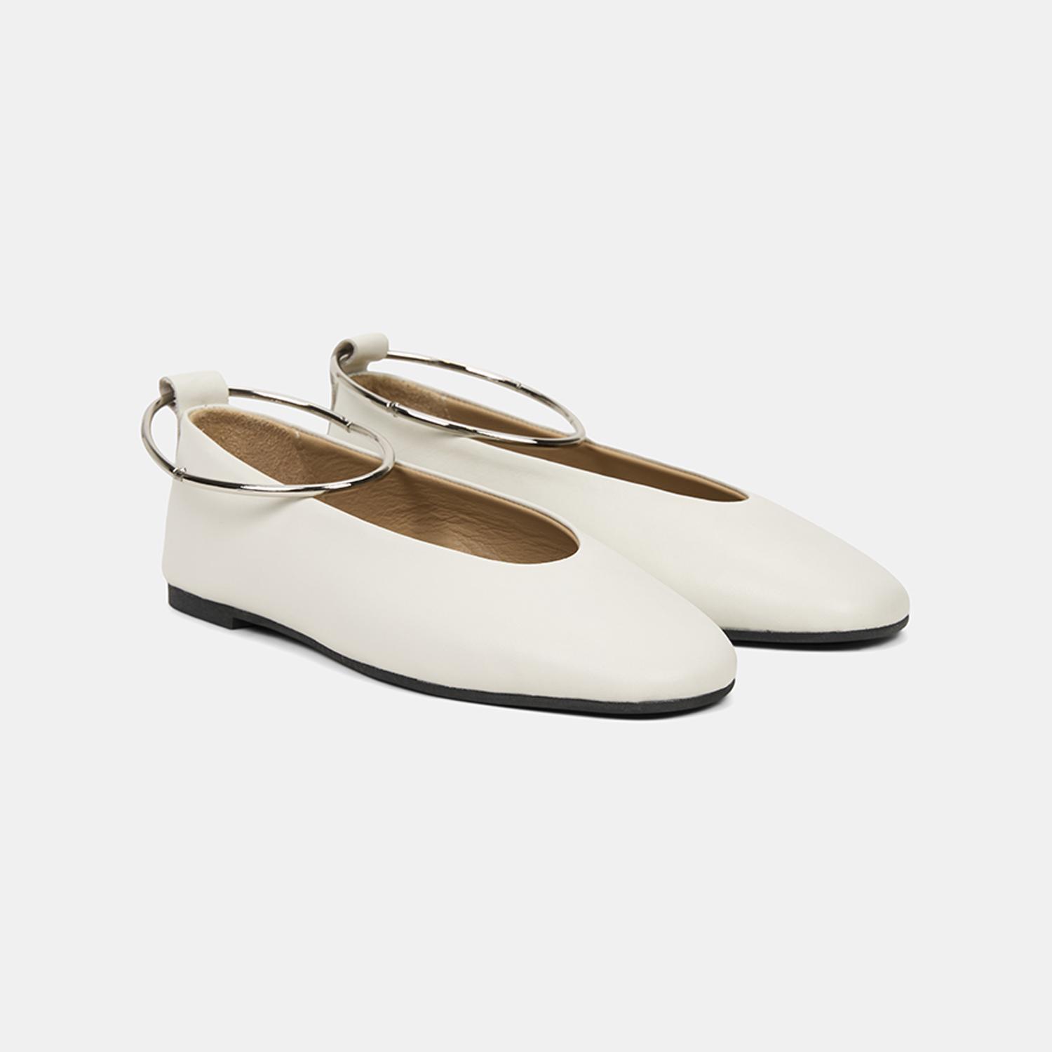 Kadın Kırık Beyaz Çıkarılabilir Metal Halka Aksesuarlı Deri Babet