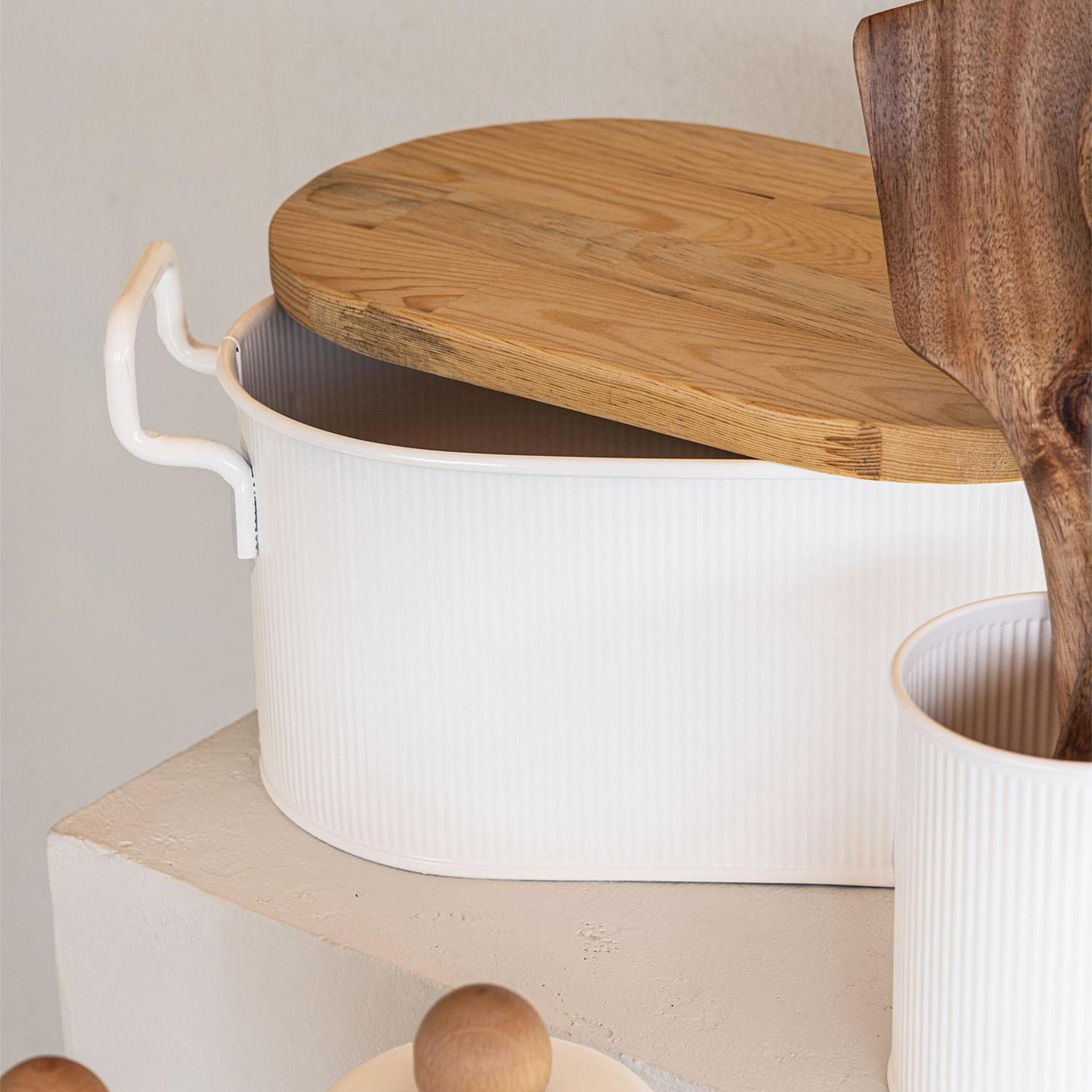 Stripe Ahşap Kapaklı Ekmek Saklama Kutusu Beyaz 40x22x18 Cm