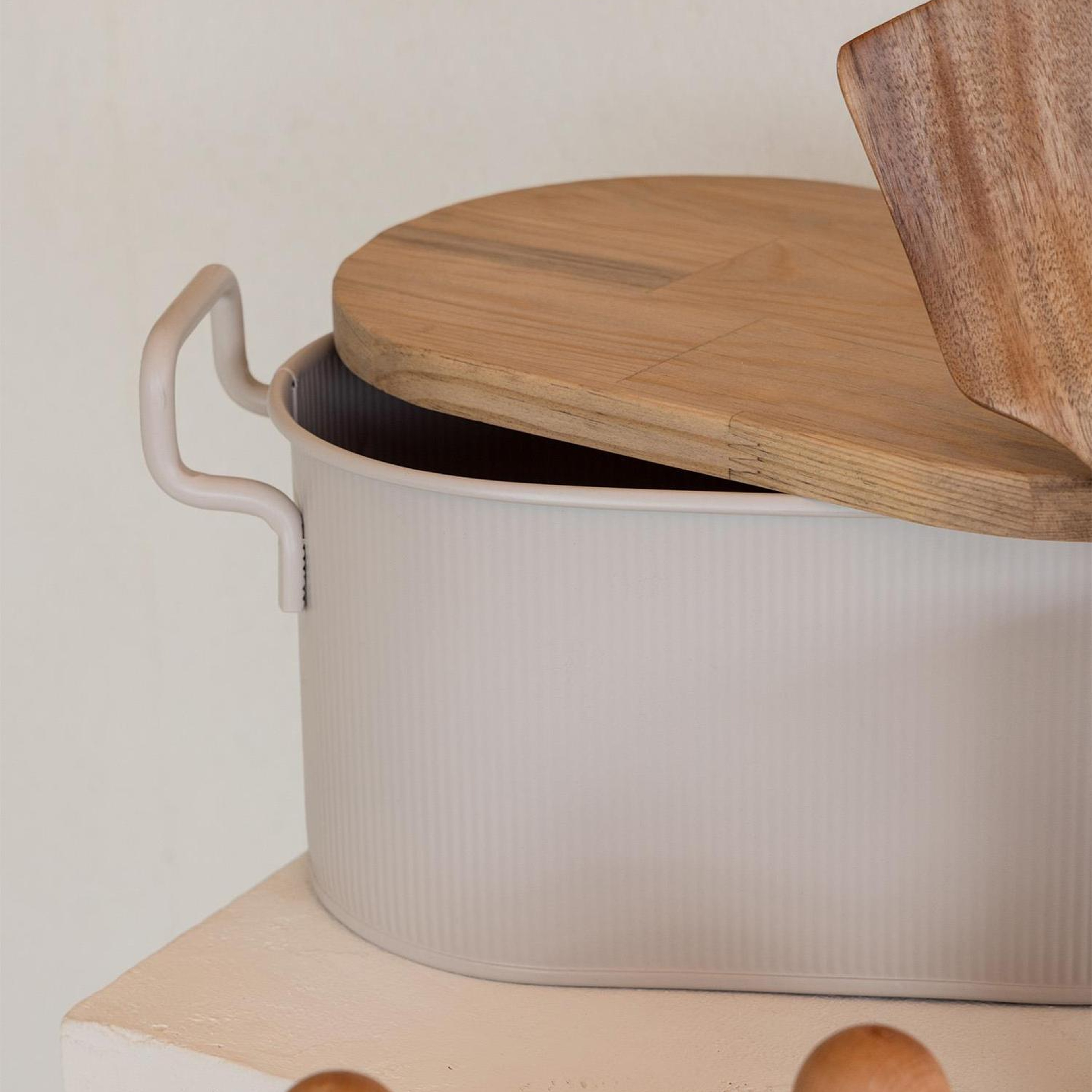 Stripe Ahşap Kapaklı Ekmek Saklama Kutusu Bej 40x22x18 Cm