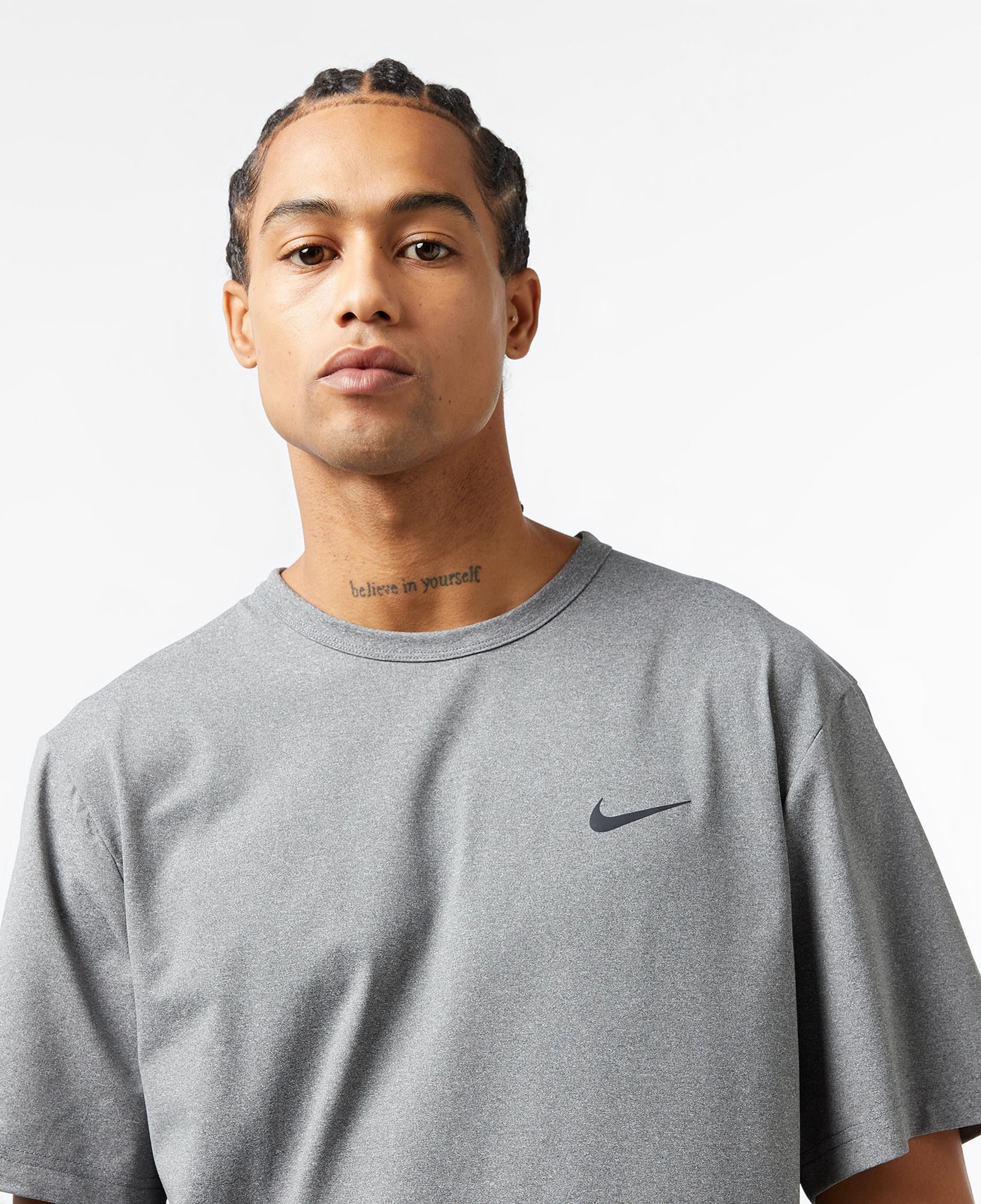 Nike Dri-Fit Hyverse Erkek Gri T-Shirt