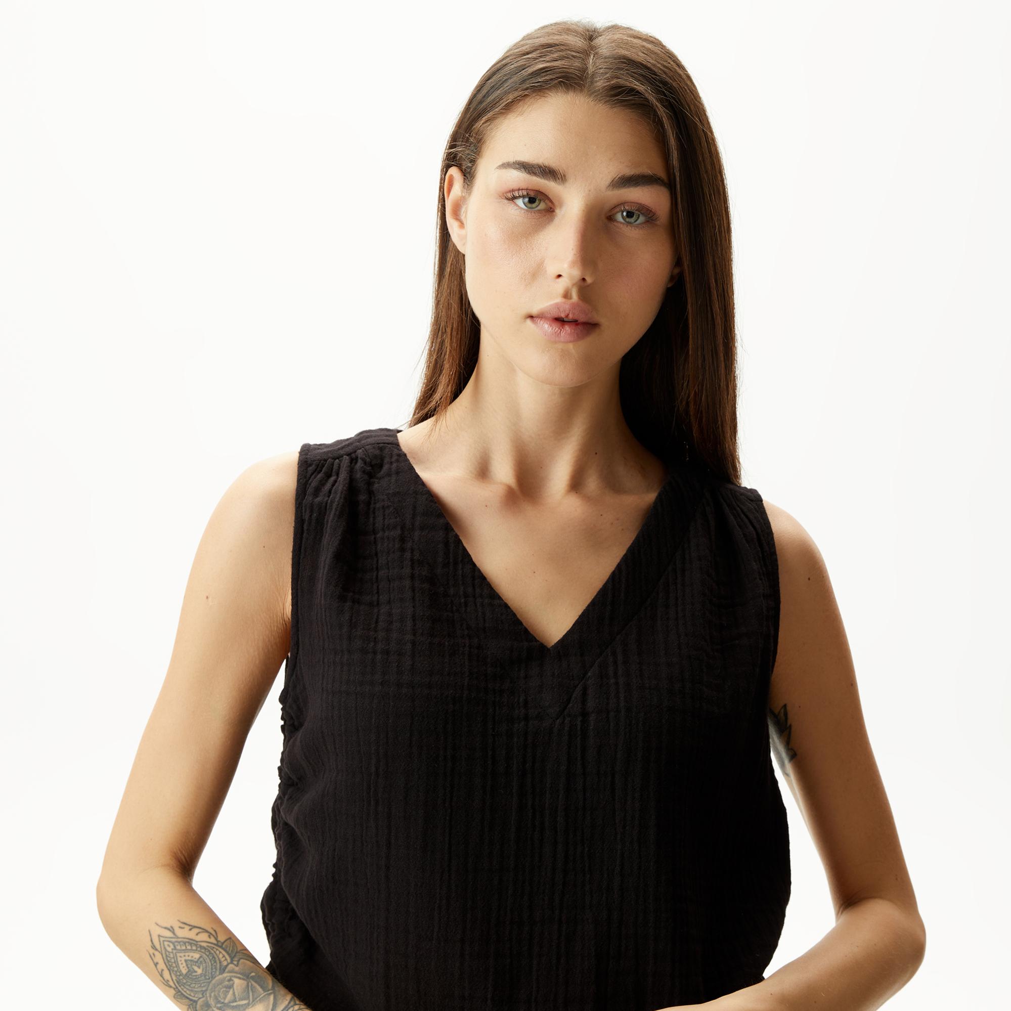 Nautica Kadın Siyah Kolsuz Bluz