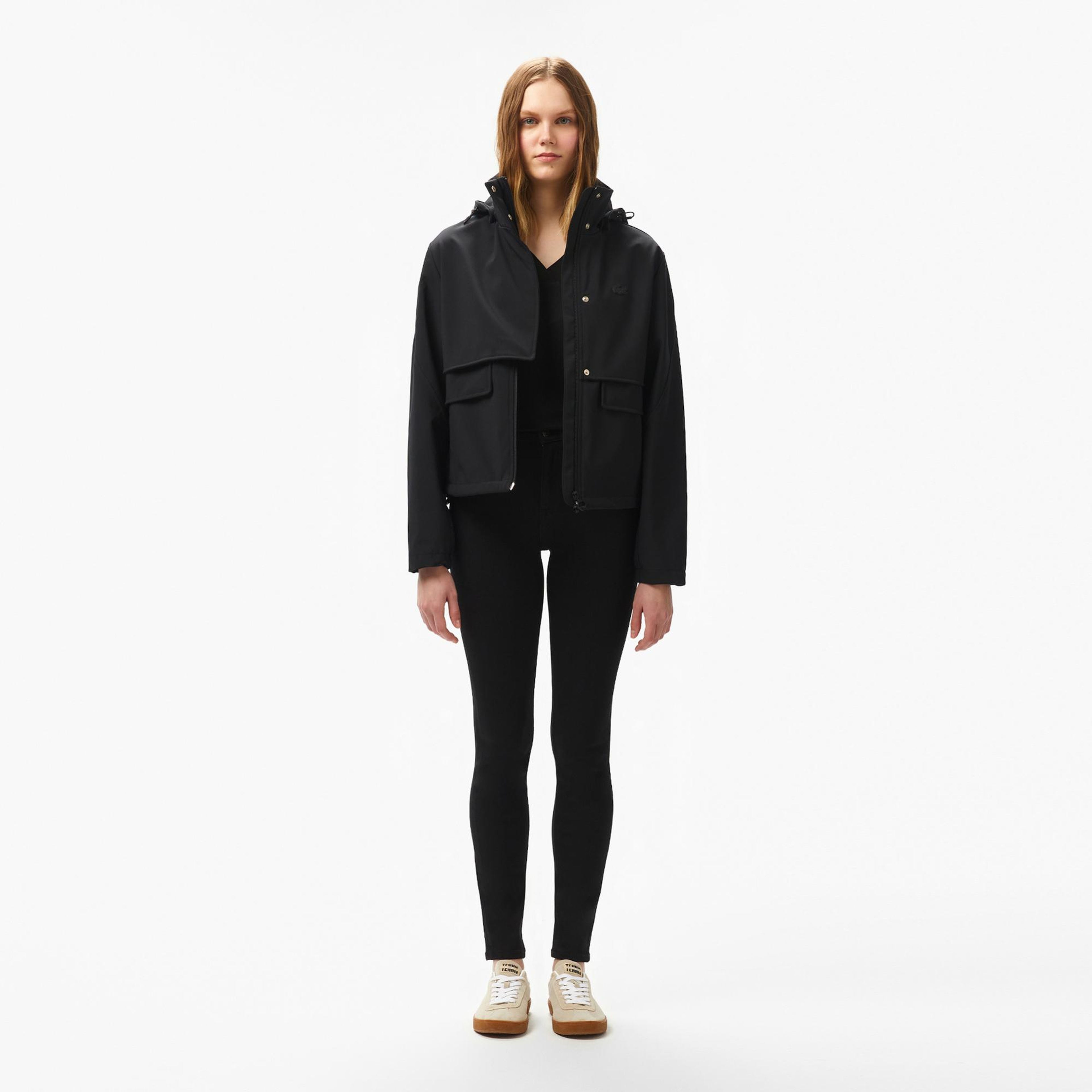 Lacoste Kadın Relaxed Fit Kapüşonlu Siyah Yağmurluk