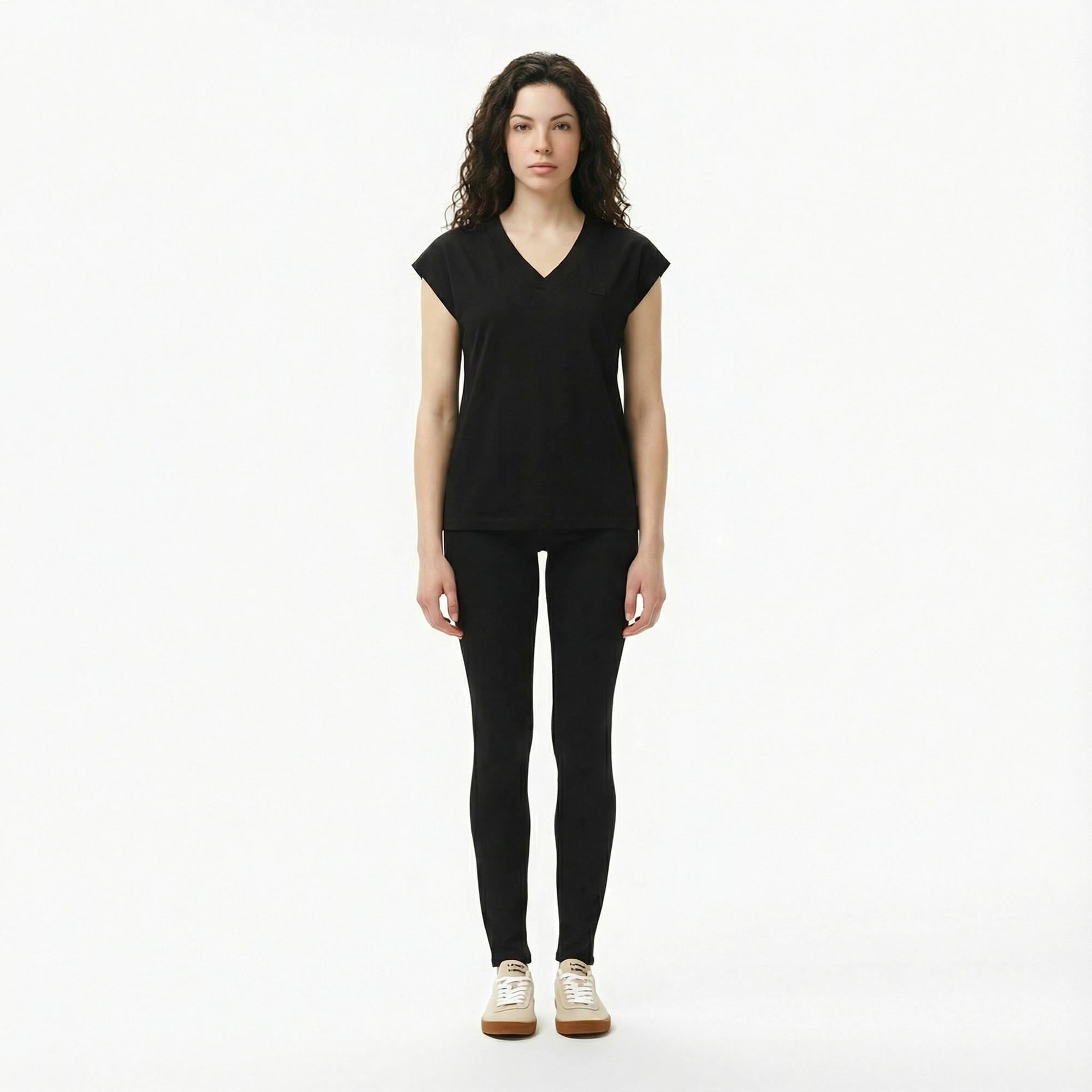 Lacoste Kadın Slim Fit V Yaka Siyah T-Shirt