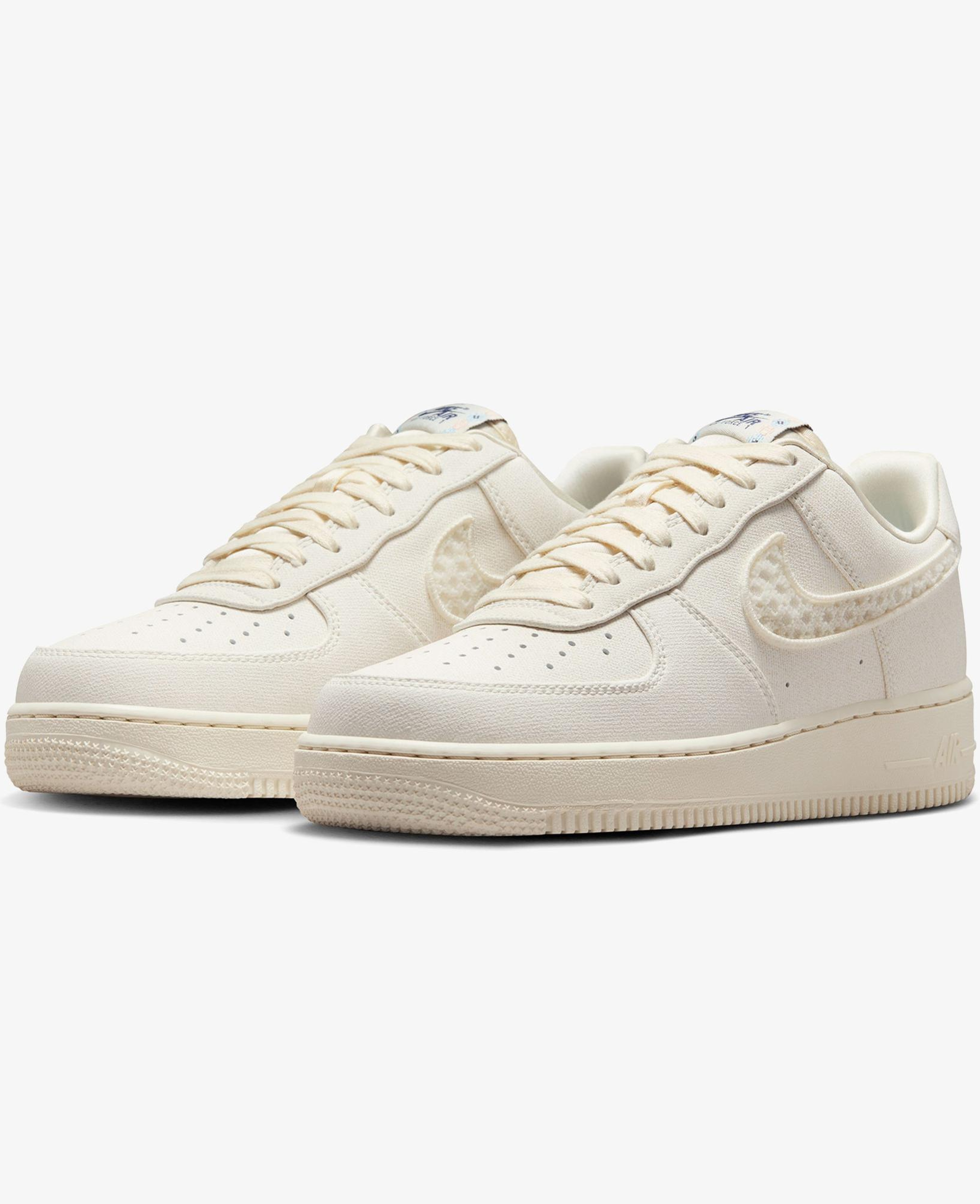 Nike Air Force 1 '07 LX Kadın Krem Rengi Spor Ayakkabı