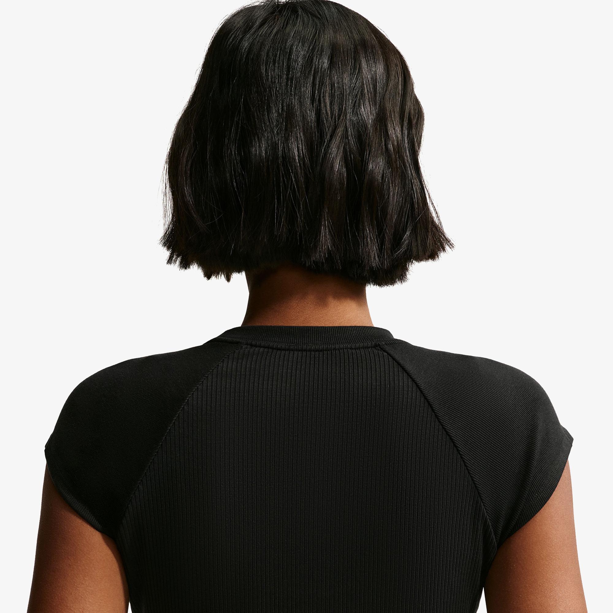 Nike Sportswear Chill Knit Kadın Siyah T-Shirt