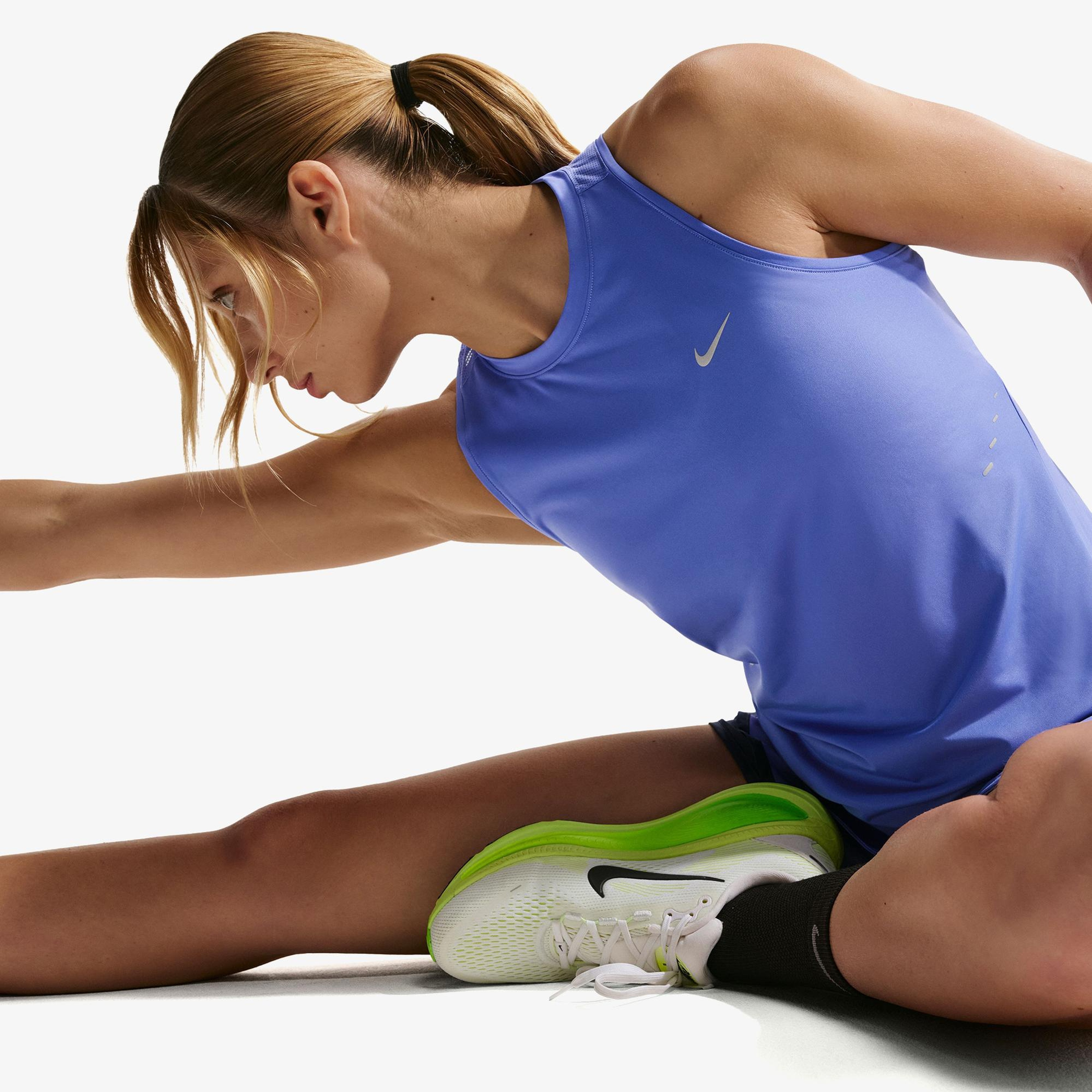 Nike Swift Dri-Fit Kadın Mor Kolsuz T-Shirt