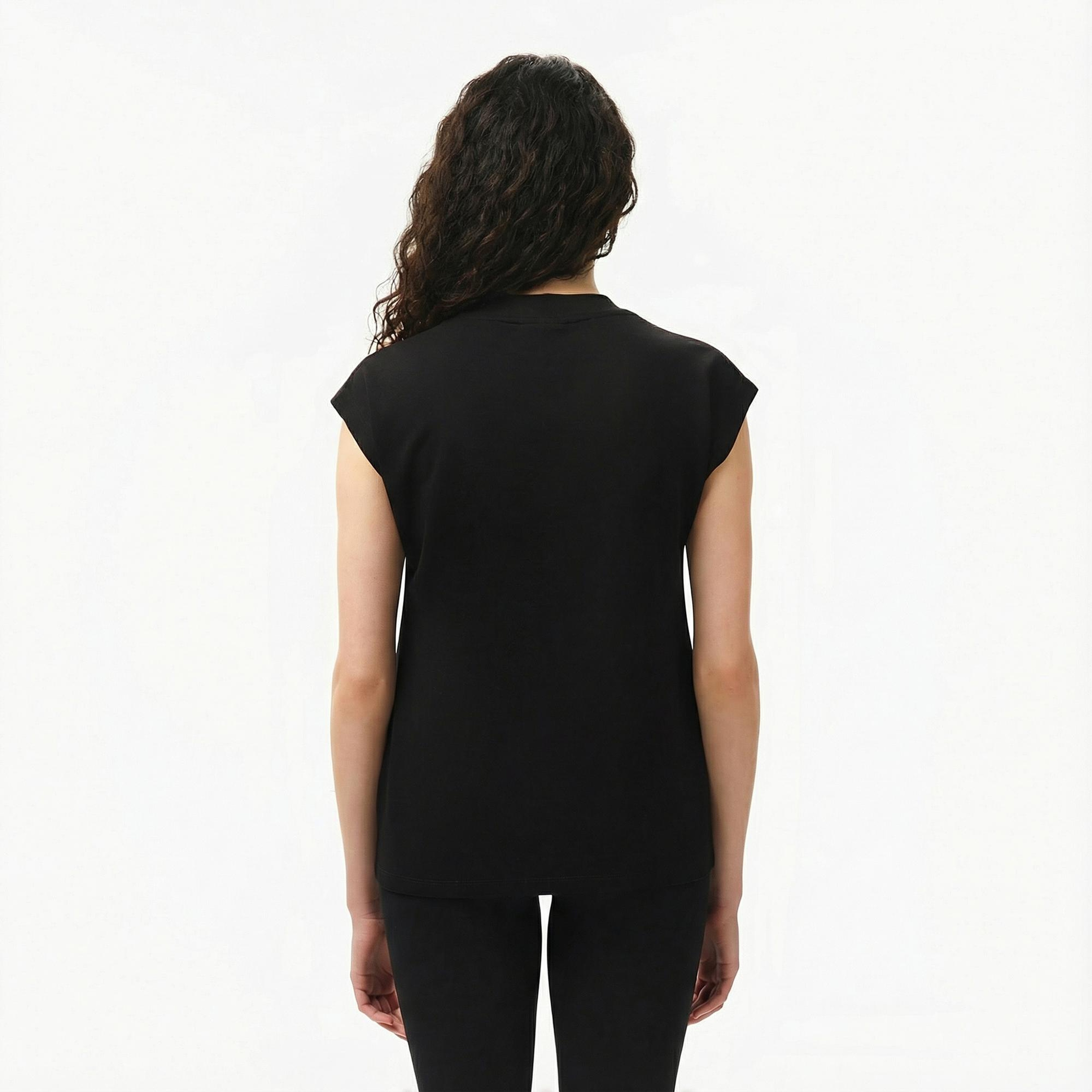 Lacoste Kadın Slim Fit V Yaka Siyah T-Shirt