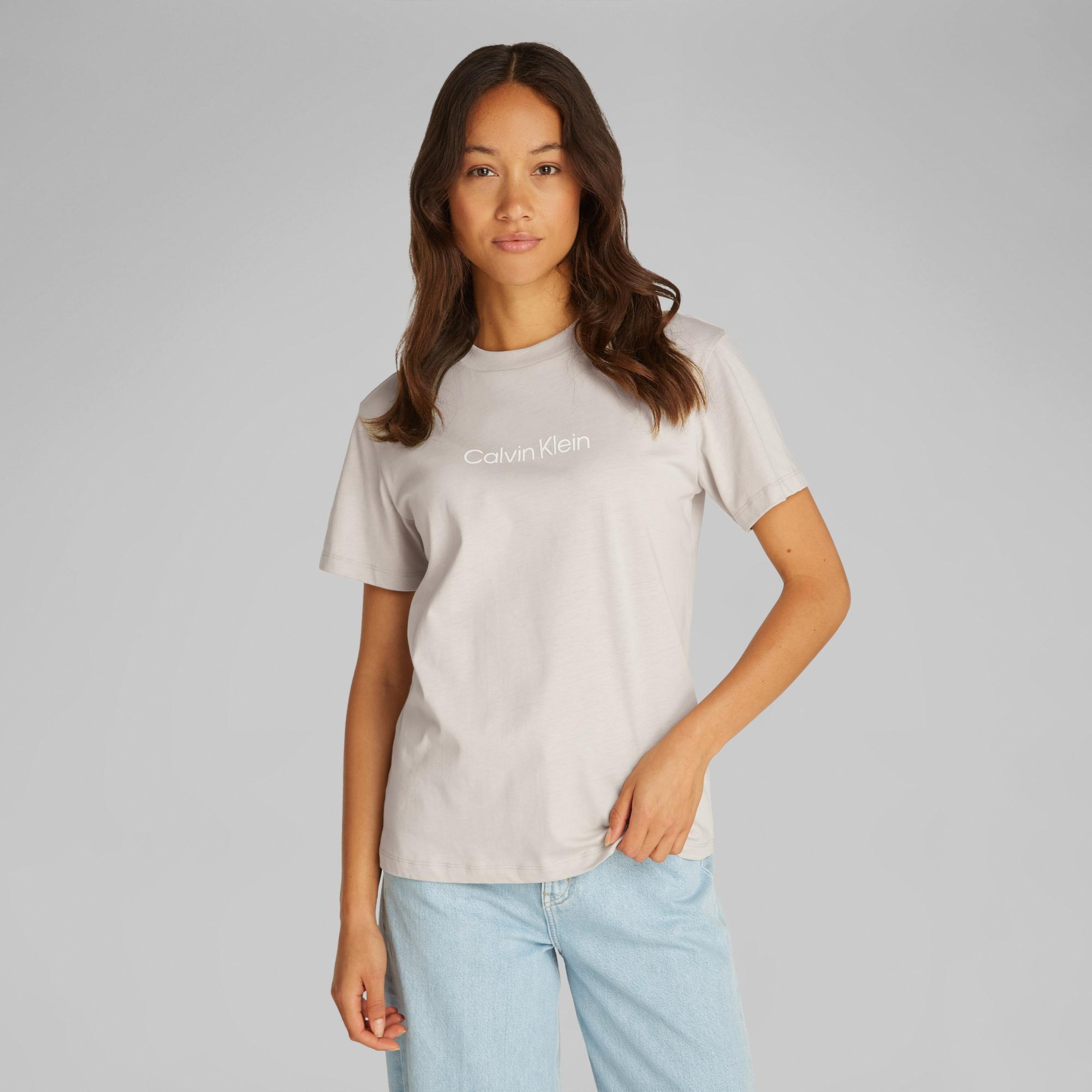 Calvin Klein Hero Logo Regular Kadın Bej T-Shirt