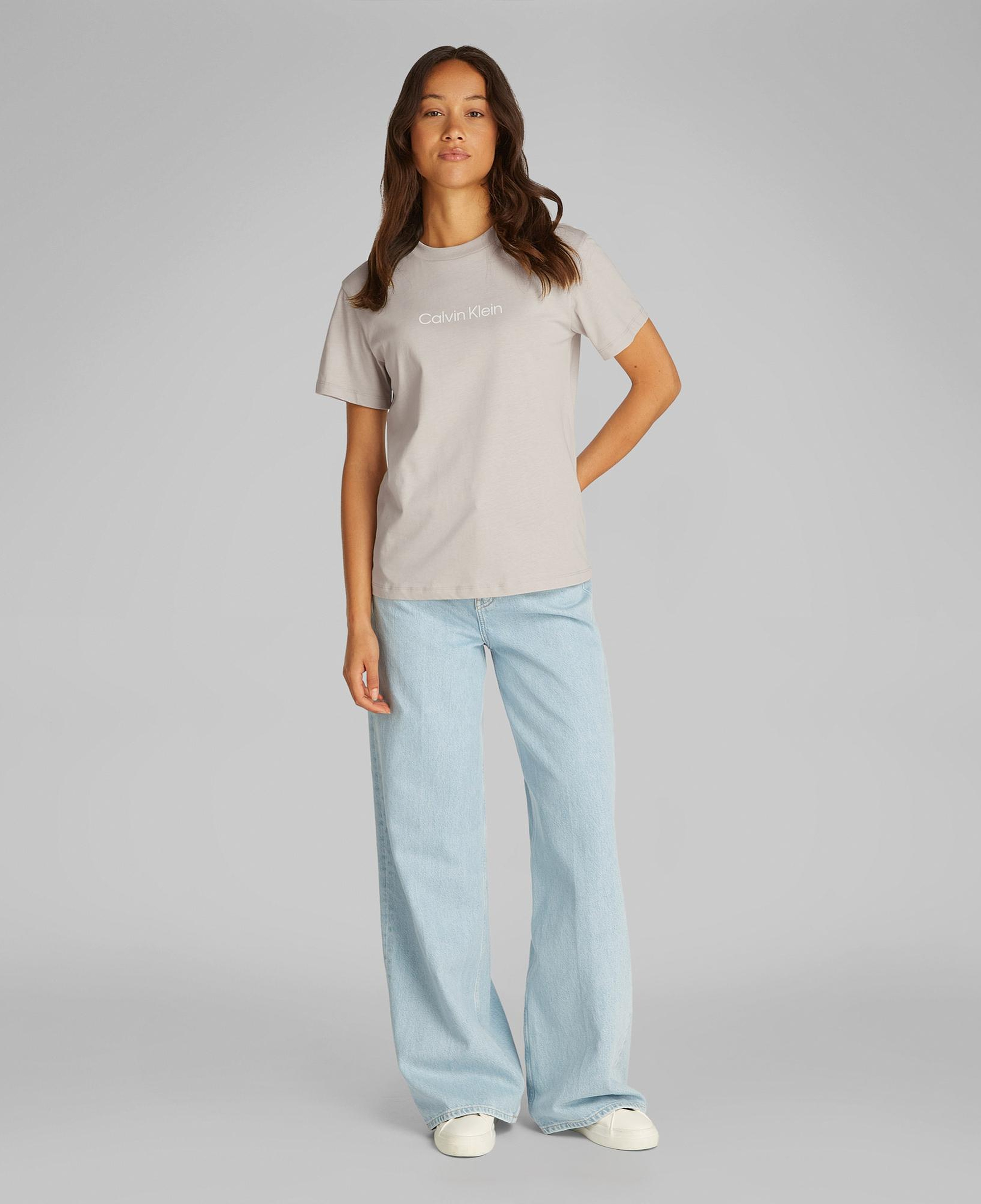 Calvin Klein Hero Logo Regular Kadın Bej T-Shirt