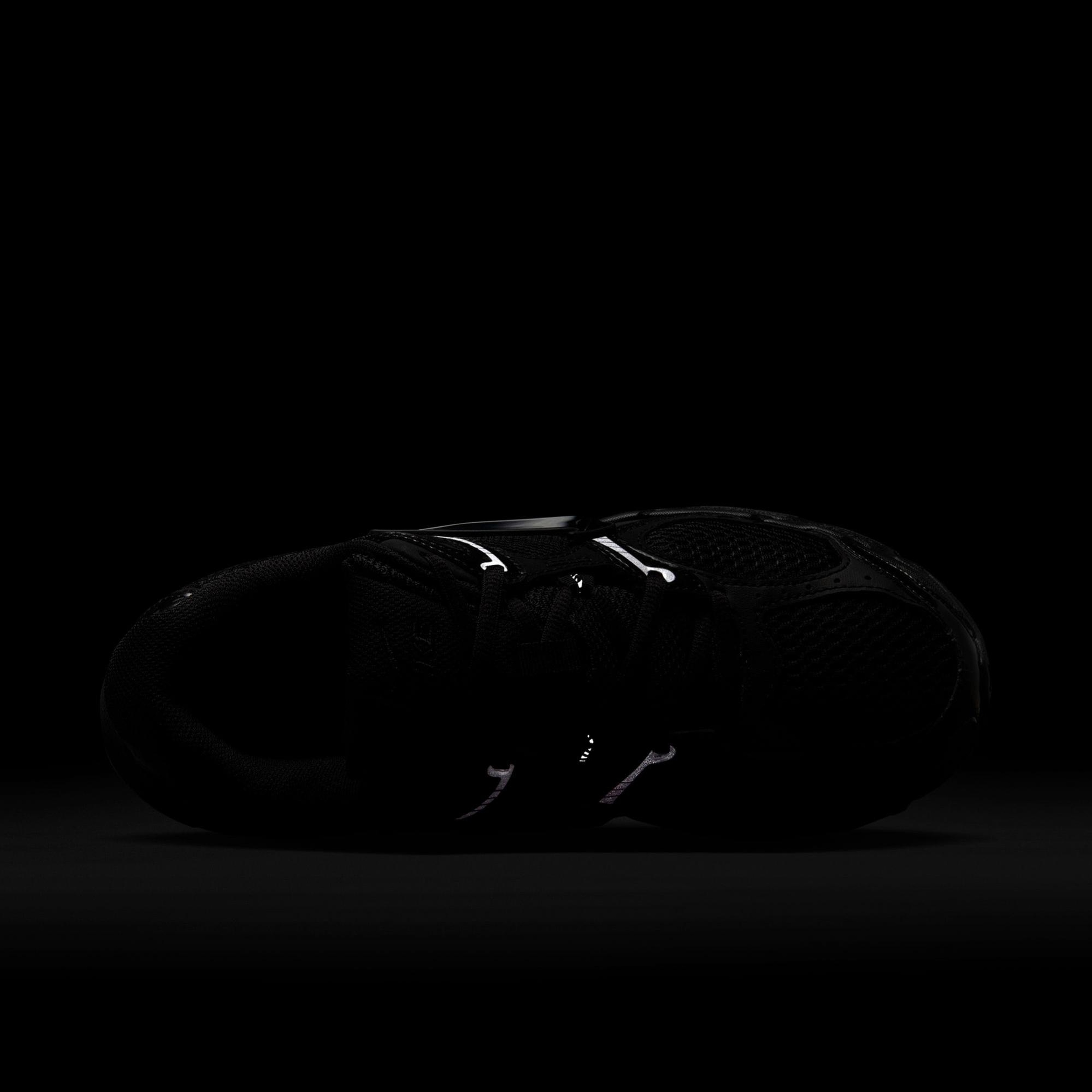 Nike V5 RNR Kadın Siyah Spor Ayakkabı