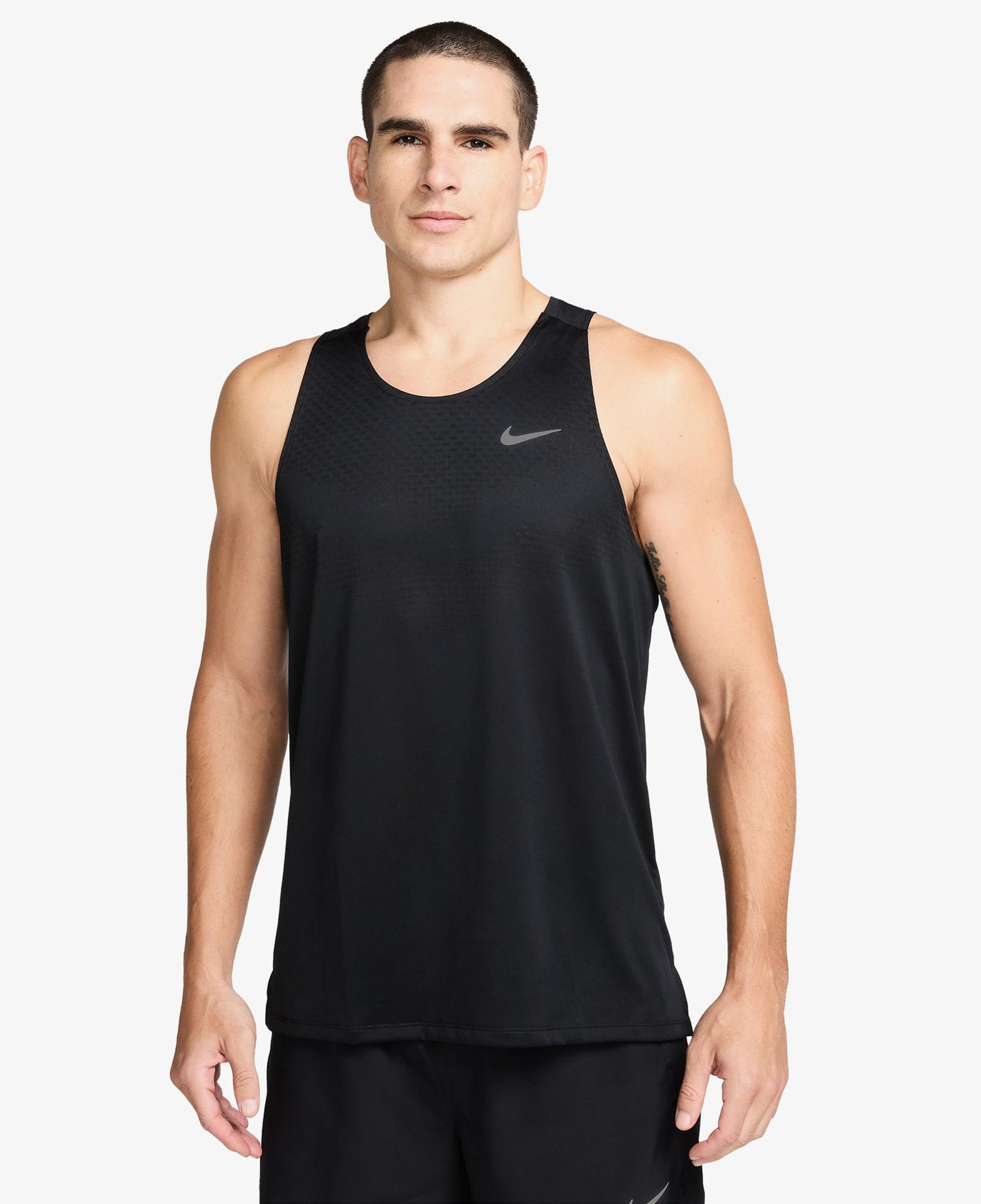 Nike Dri-Fit Stride Erkek Siyah Kolsuz T-Shirt