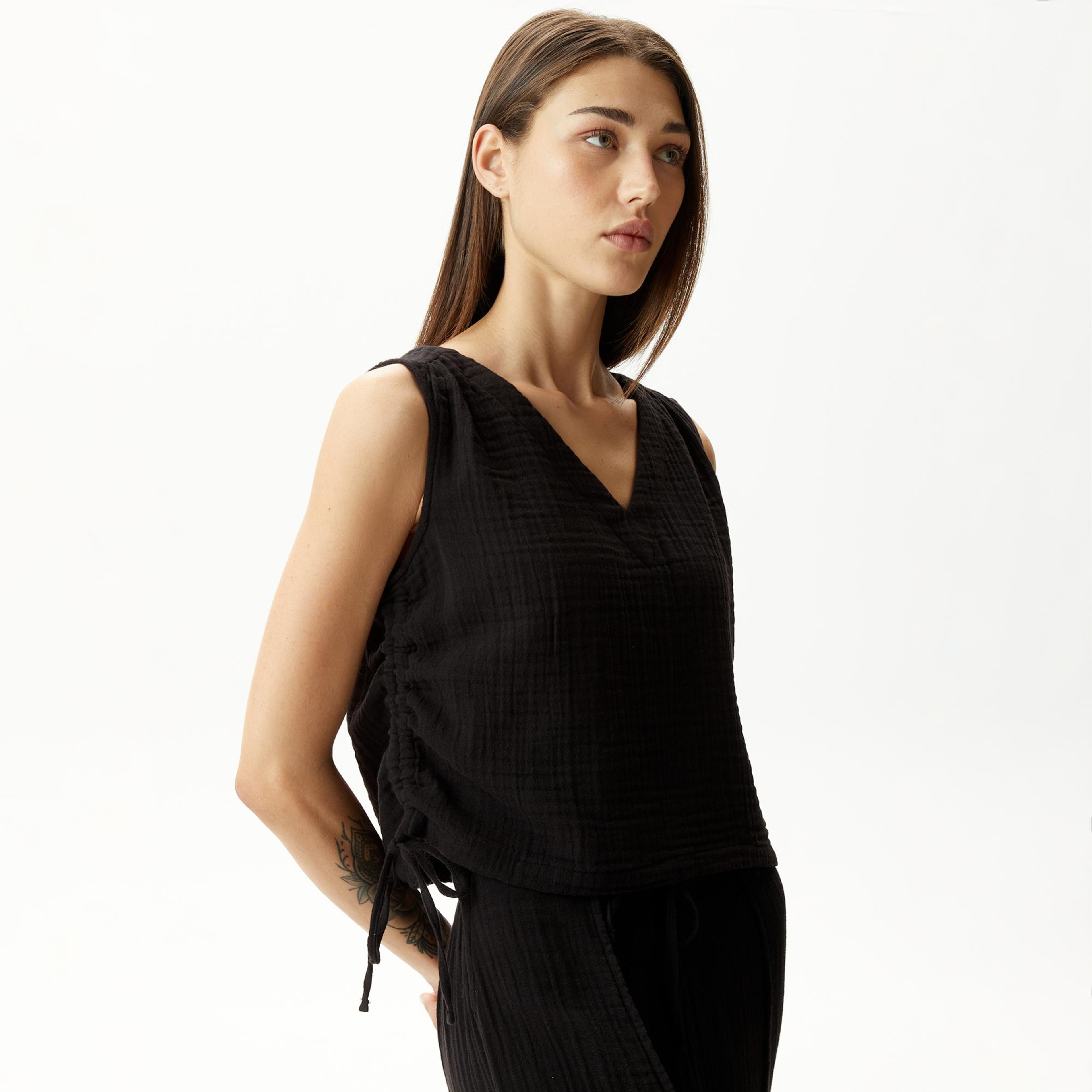 Nautica Kadın Siyah Kolsuz Bluz